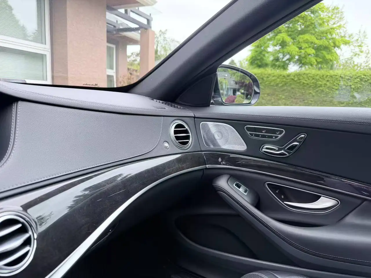 Mercedes-Benz S-Class снимка Mercedes-Benz S-Class