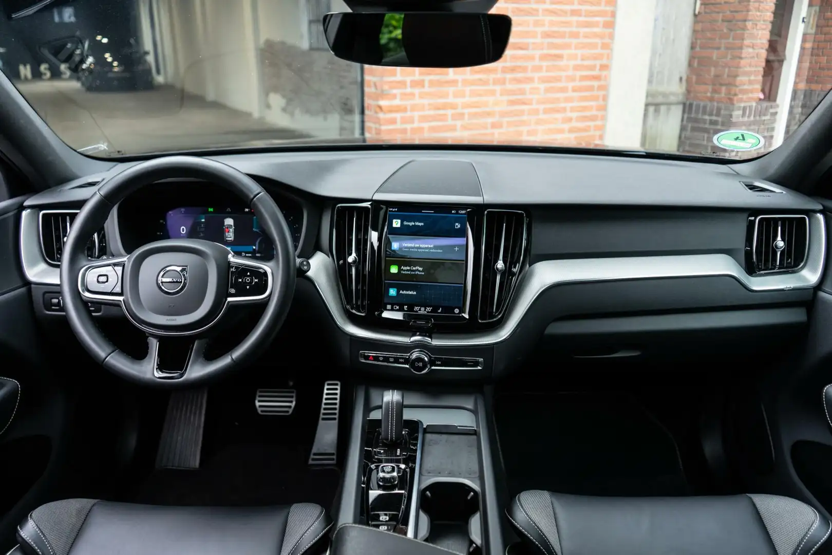 Volvo XC60 2.0 B4 R-Design Pano / Memory / 360 Zwart - 2