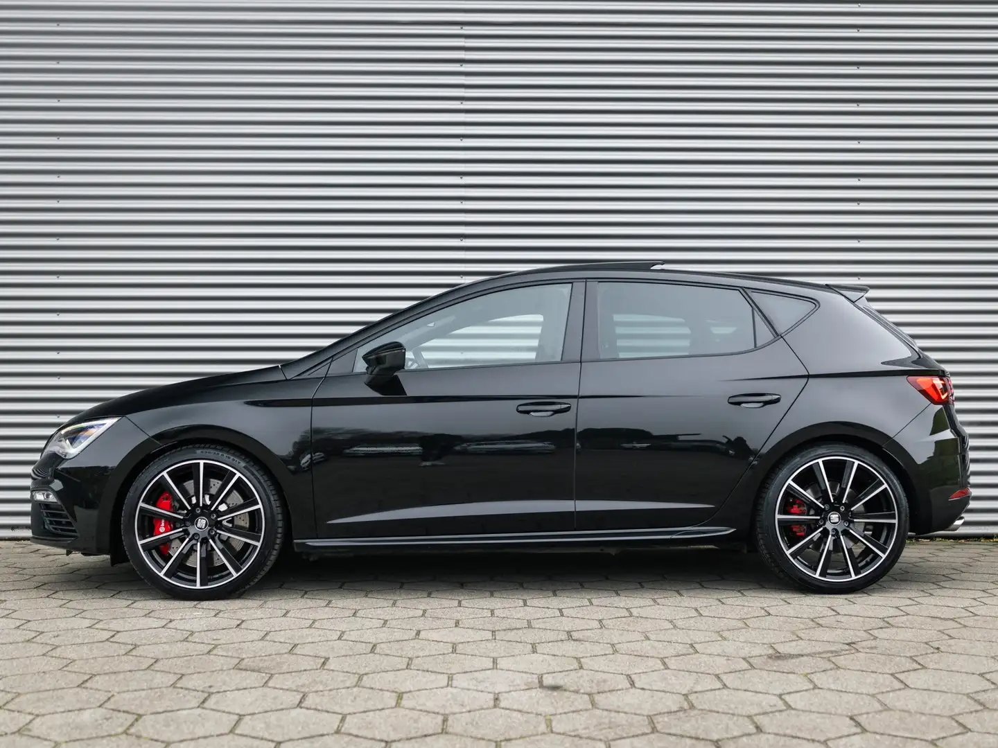 SEAT Leon 2.0 TSI CUPRA 300 PERFORMANCE PANO BREMBO CAMERA Zwart - 2