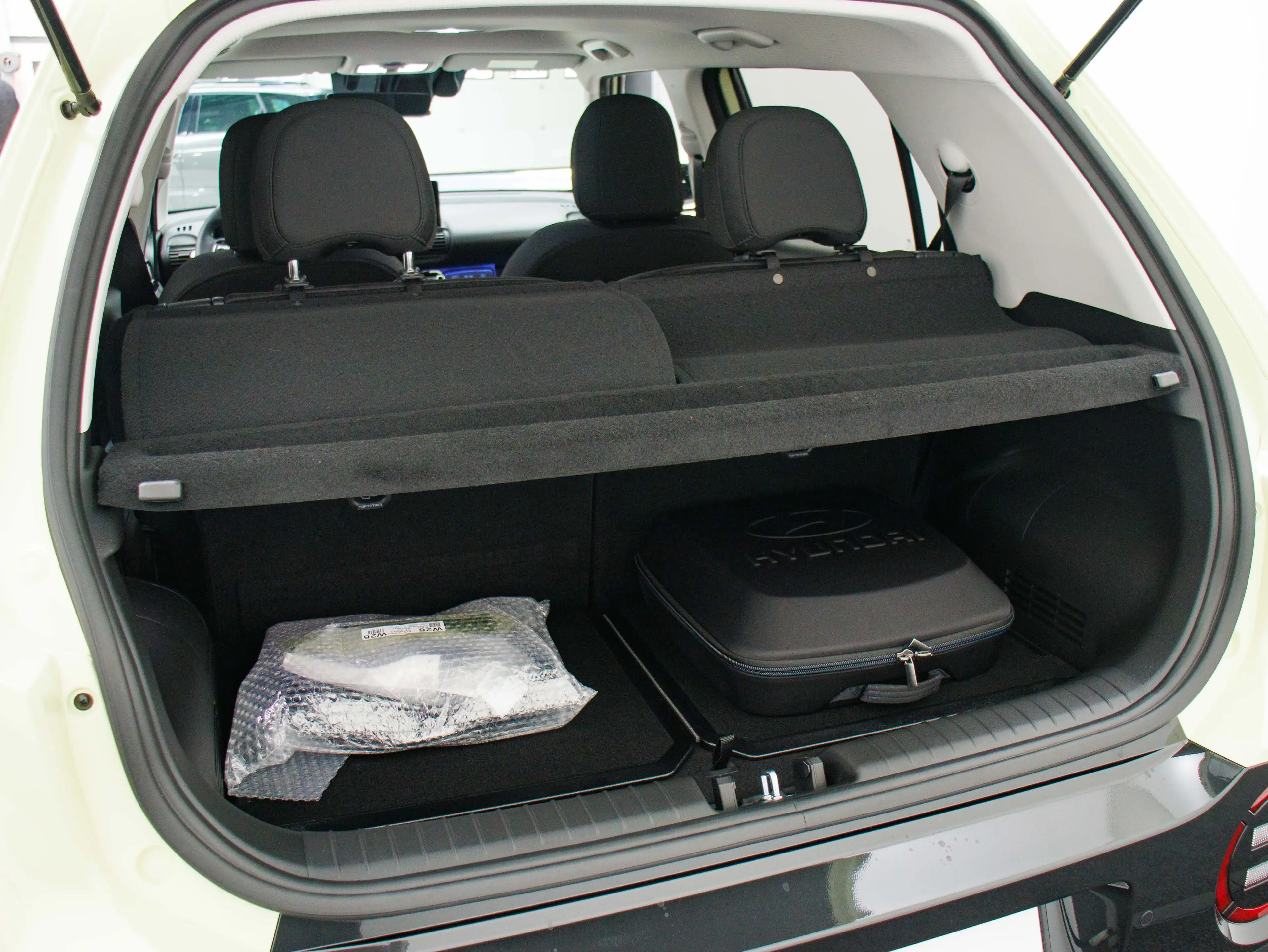 Hyundai Inster Electric 49 kWh Evolve Sky (Buttercream Yellow) — photo 13