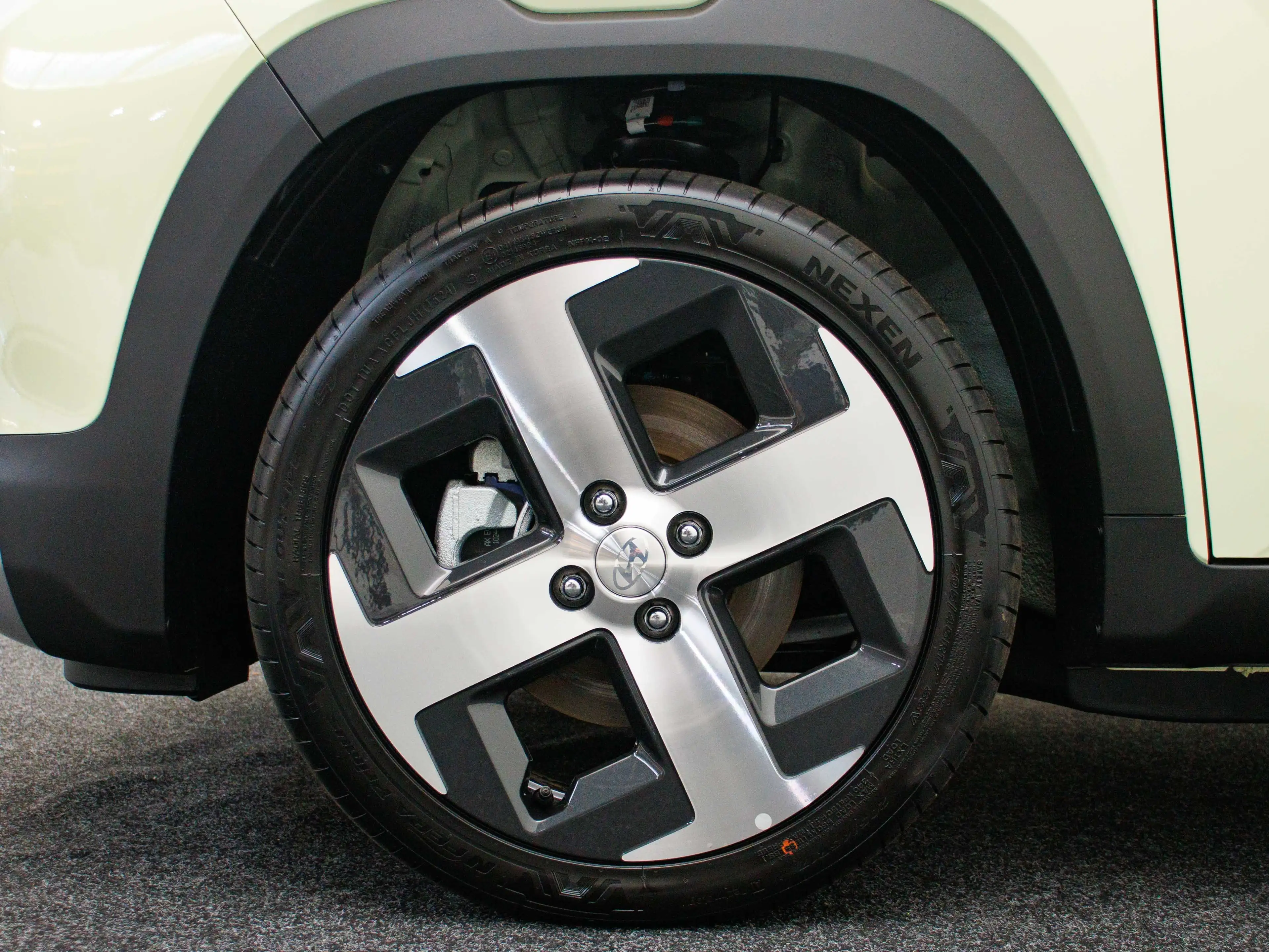 Hyundai Inster Electric 49 kWh Evolve Sky (Buttercream Yellow) — photo 5