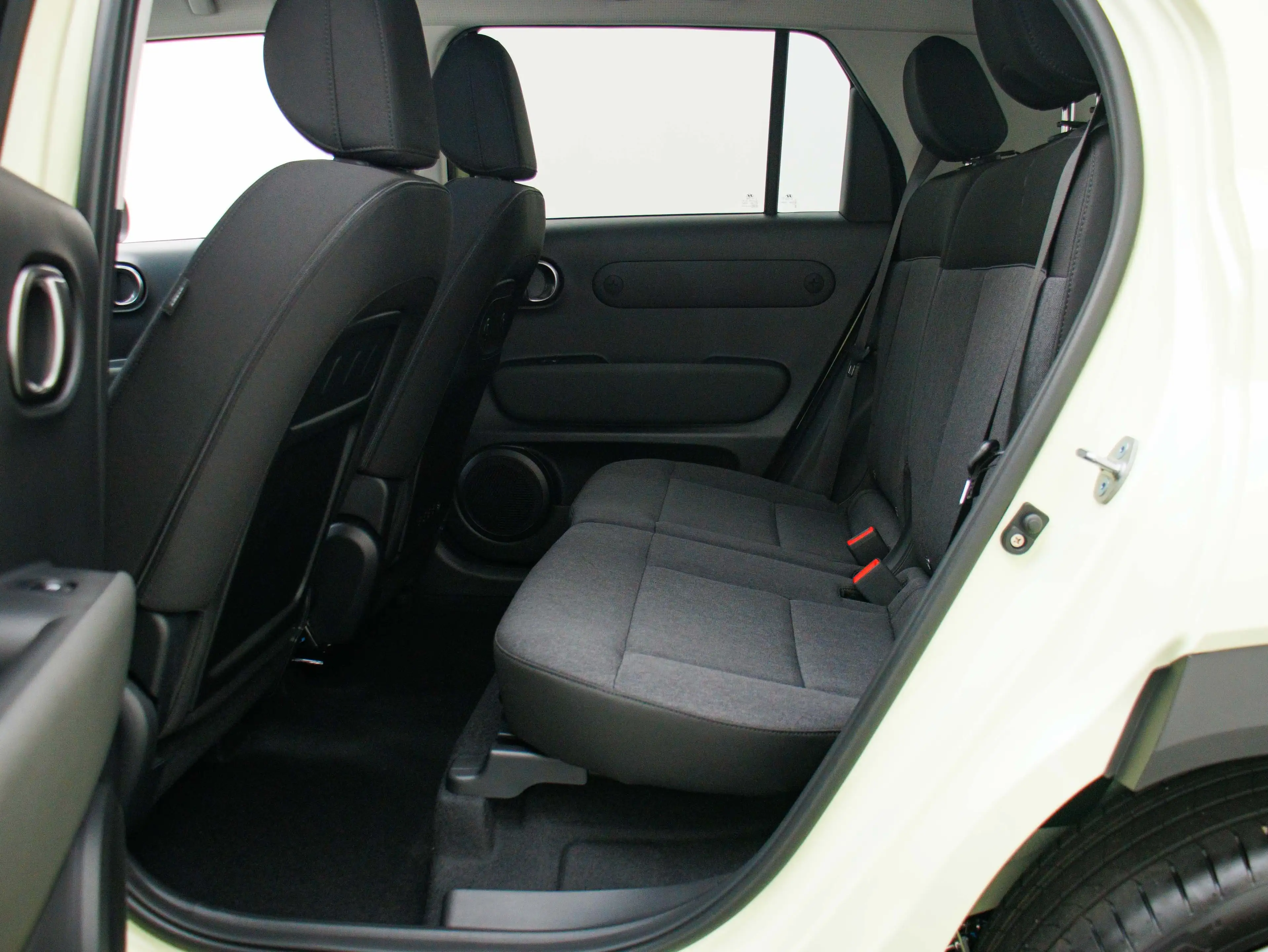 Hyundai Inster Electric 49 kWh Evolve Sky (Buttercream Yellow) — photo 12