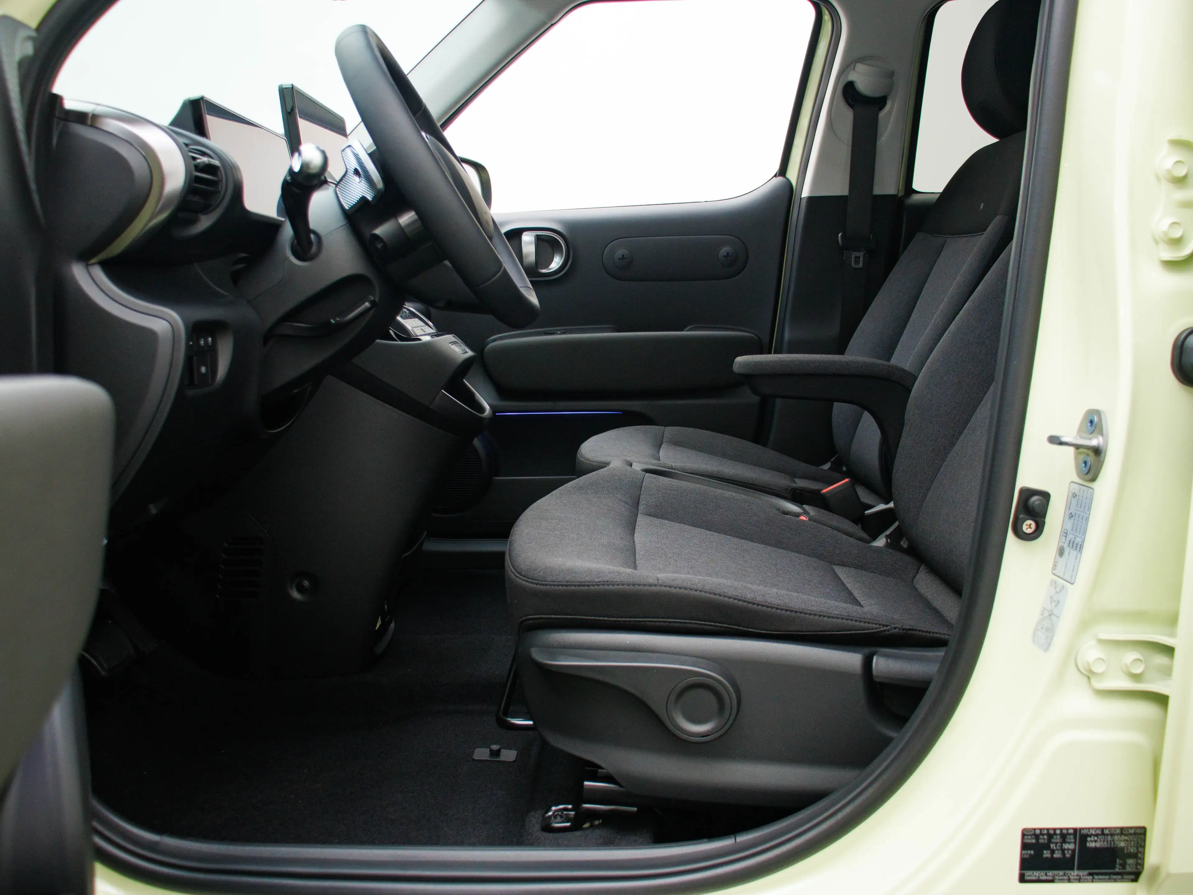 Hyundai Inster Electric 49 kWh Evolve Sky (Buttercream Yellow) — photo 11