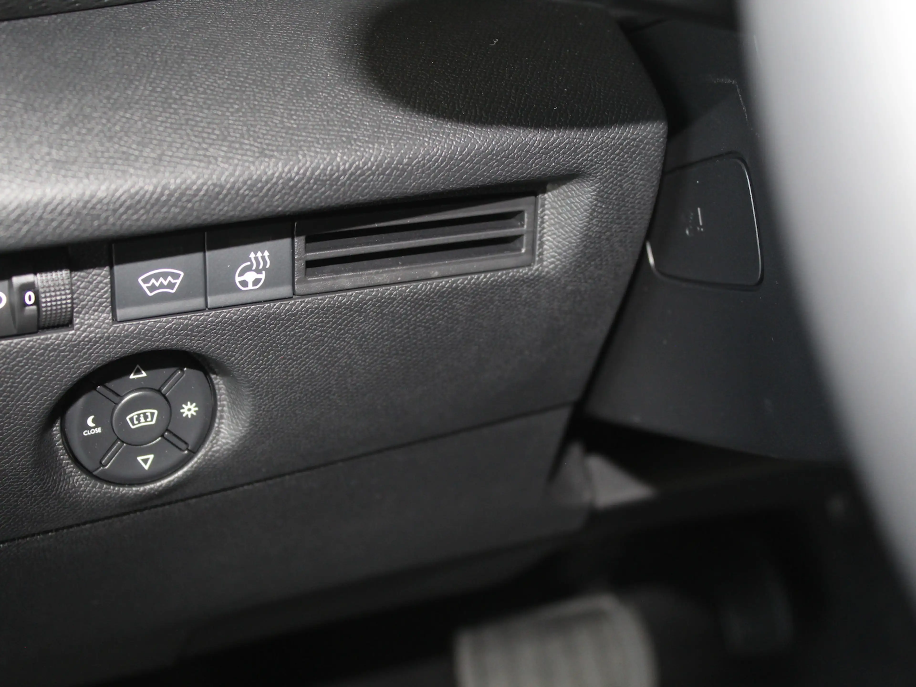 Citroen C4 MAX PT130 EAT LED Navi 360 Grad Kamera Head Up Alc — photo 13