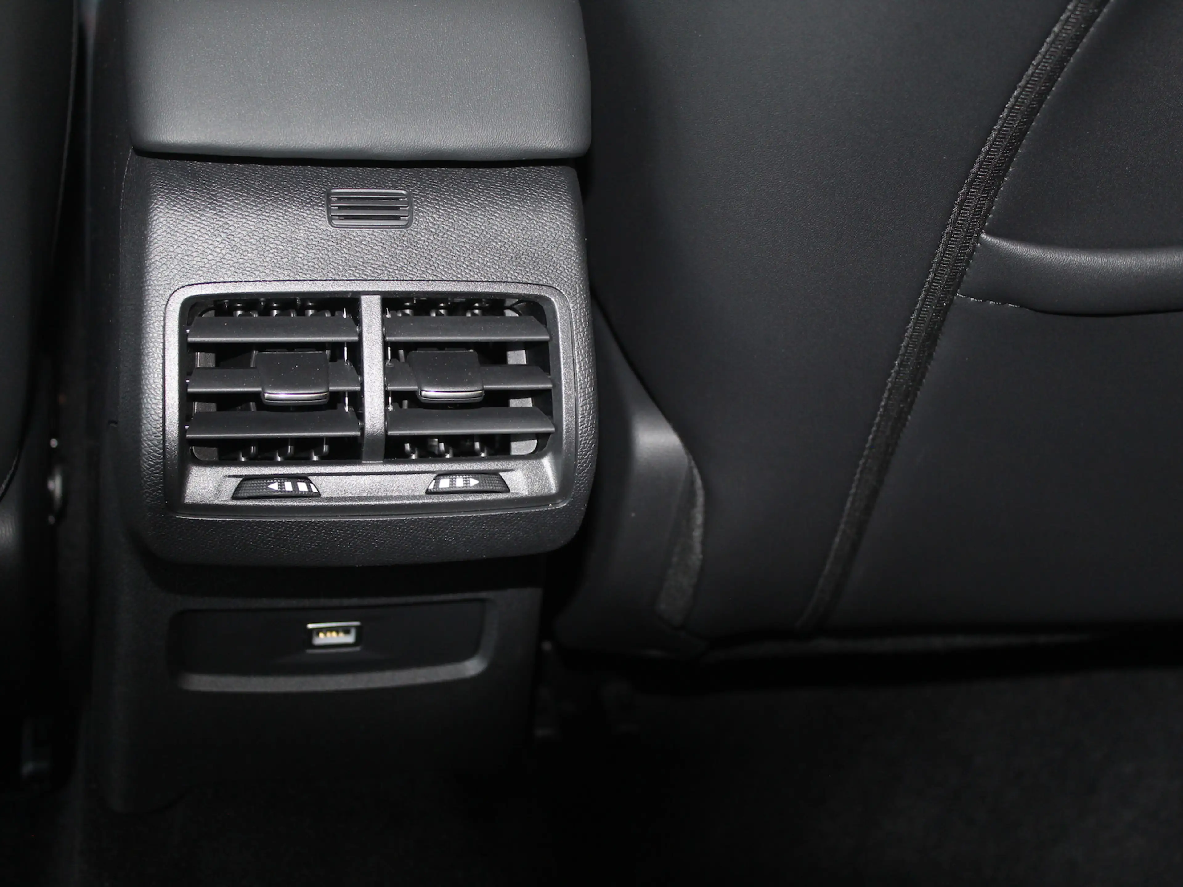 Citroen C4 MAX PT130 EAT LED Navi 360 Grad Kamera Head Up Alc — photo 15