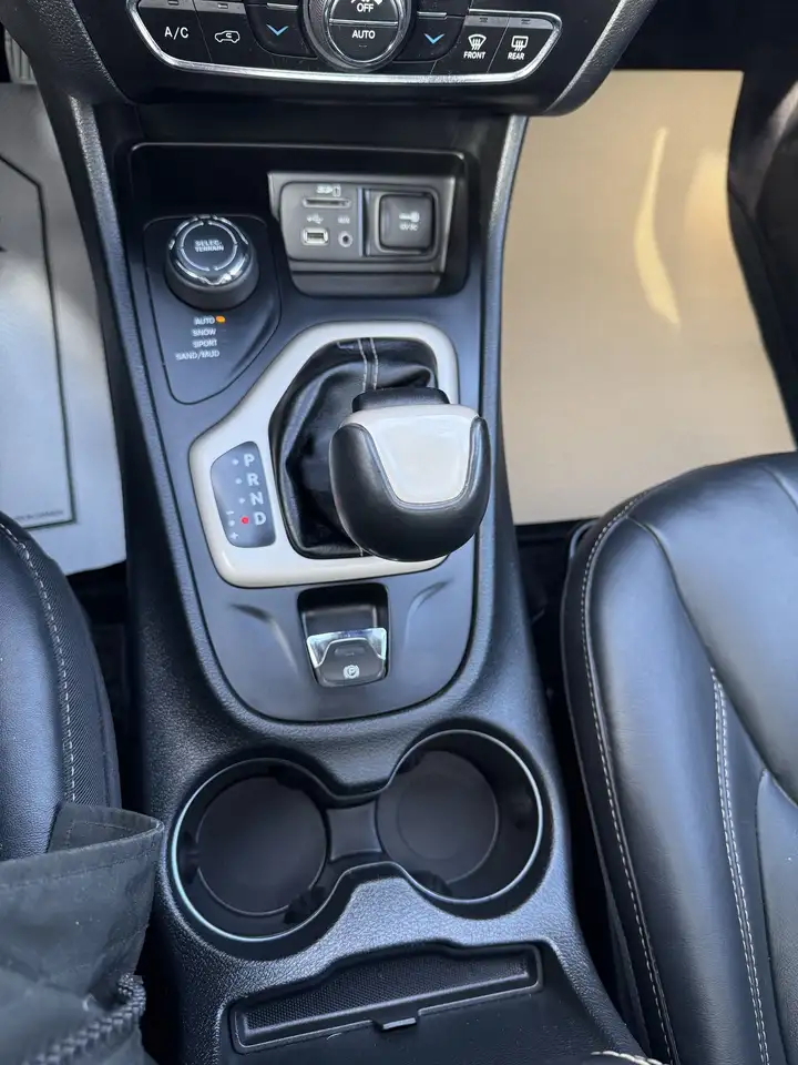 Jeep Cherokee снимка Jeep Cherokee