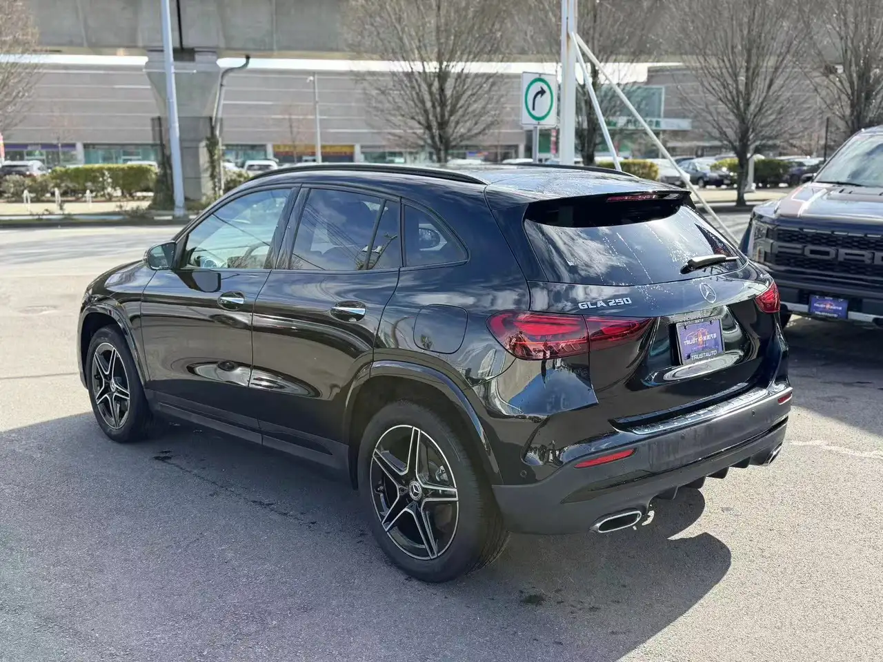 Mercedes-Benz GLA снимка Mercedes-Benz GLA