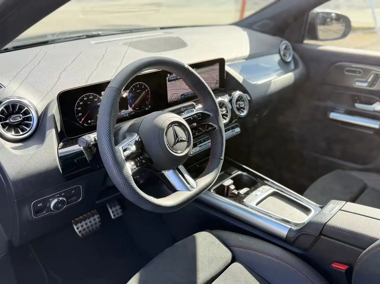 Mercedes-Benz GLA снимка Mercedes-Benz GLA