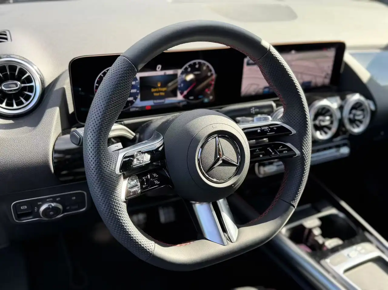 Mercedes-Benz GLA снимка Mercedes-Benz GLA