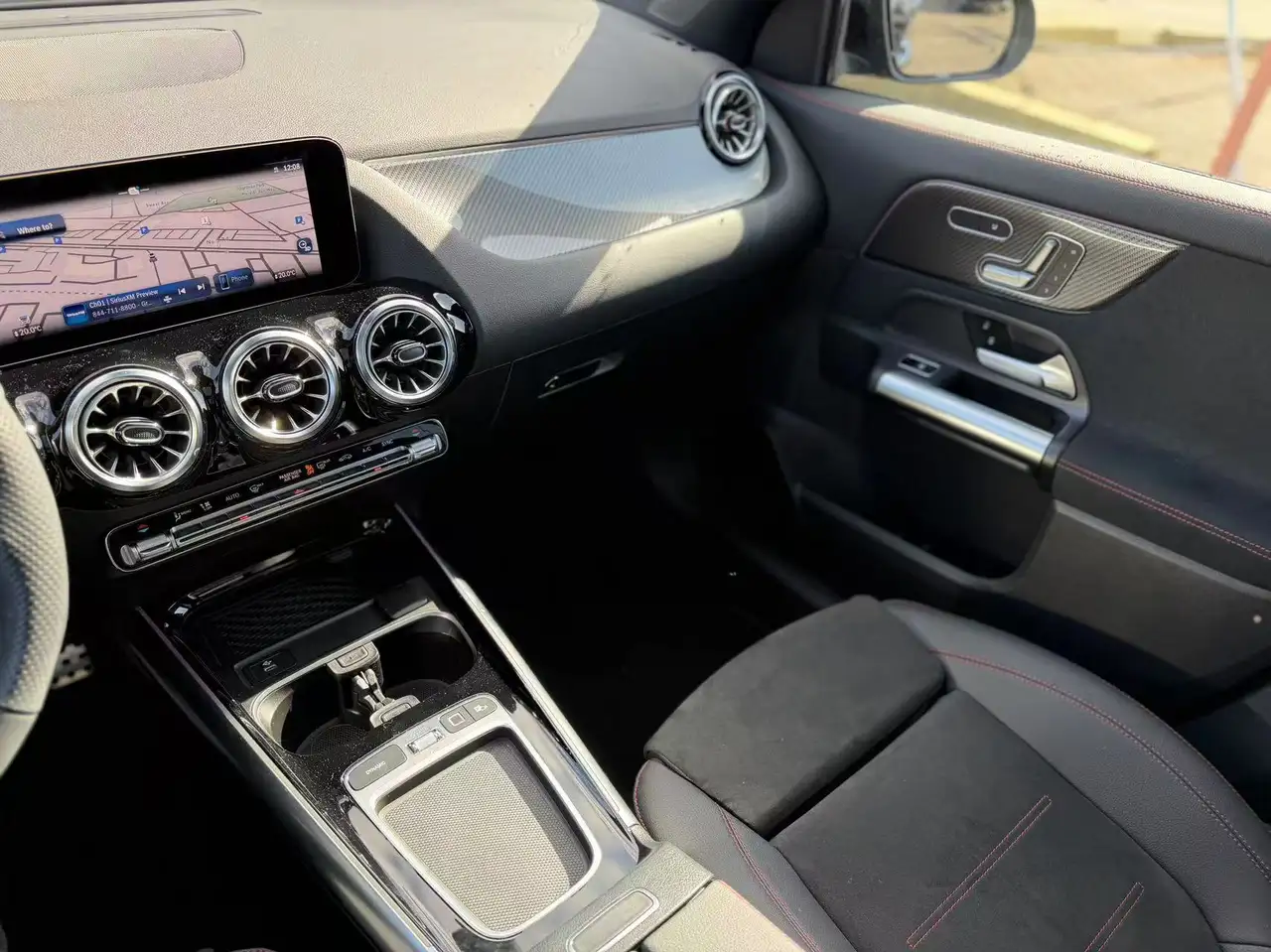 Mercedes-Benz GLA снимка Mercedes-Benz GLA