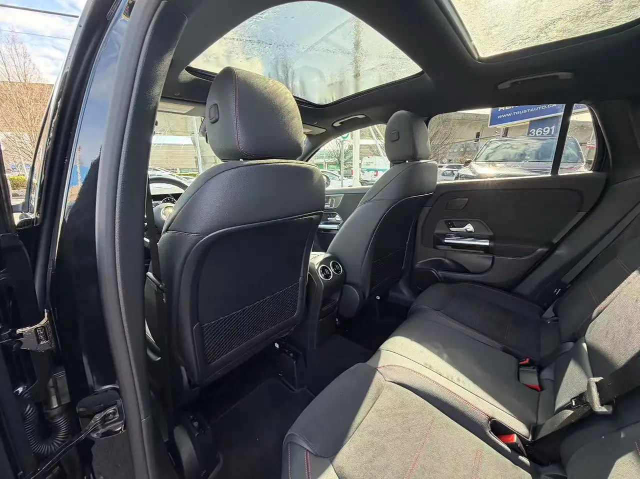 Mercedes-Benz GLA снимка Mercedes-Benz GLA