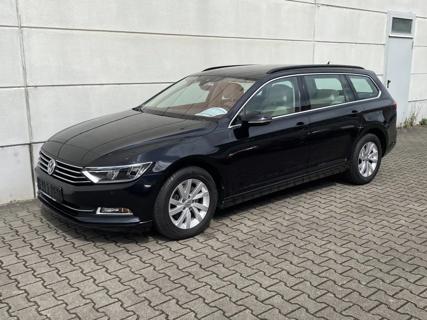 Volkswagen Passat Variant 1.6 TDI Comfortline RKam ACC Ledr Beige C Schwarz - 2