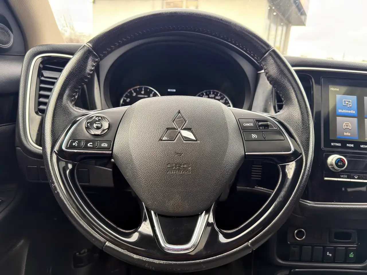 Mitsubishi Outlander снимка Mitsubishi Outlander
