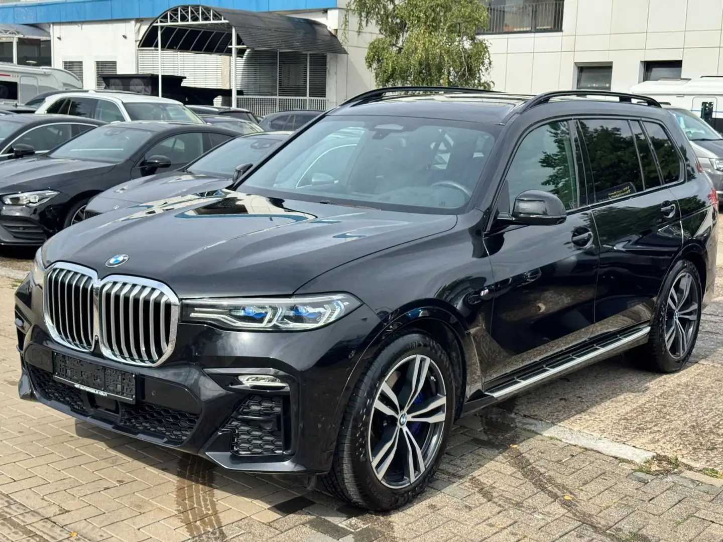 BMW X7 xDrive 30 d M Sport/SkyLounge/SoftClose/Laser Schwarz - 2