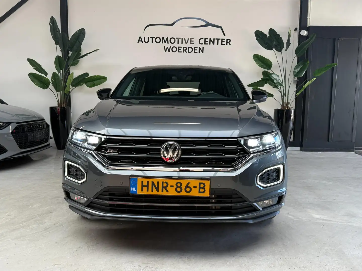 Volkswagen T-Roc 2.0 TSI 4Motion Sport R-LINE VIRTUAL CAMERA KEY LE Grijs - 2