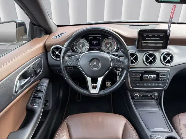 Mercedes-Benz 220 view 12