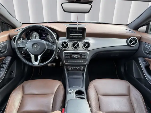 Mercedes-Benz 220 view 11