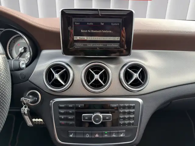 Mercedes-Benz 220 view 14