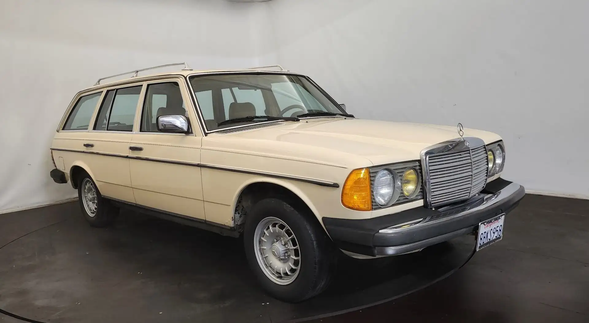 Mercedes-Benz 300 TD wagon Beige - 1