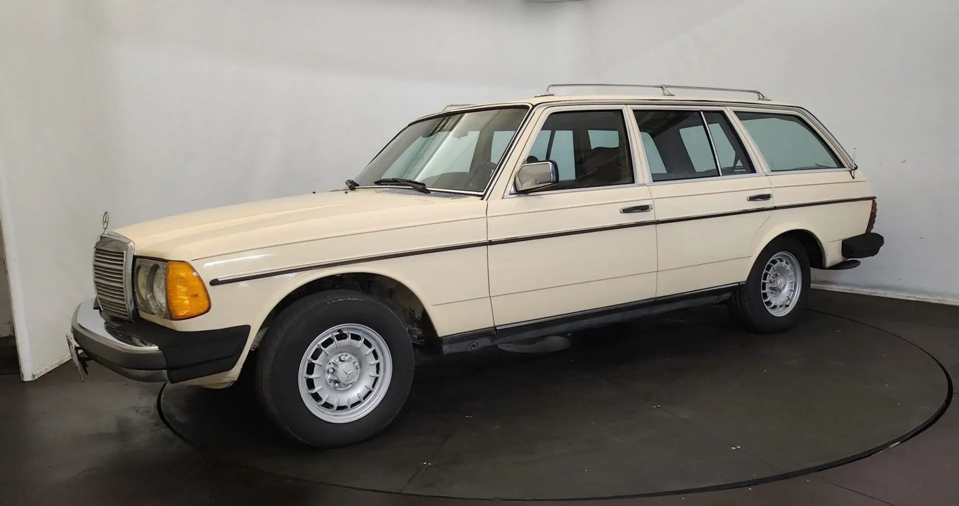 Mercedes-Benz 300 TD wagon Beige - 2
