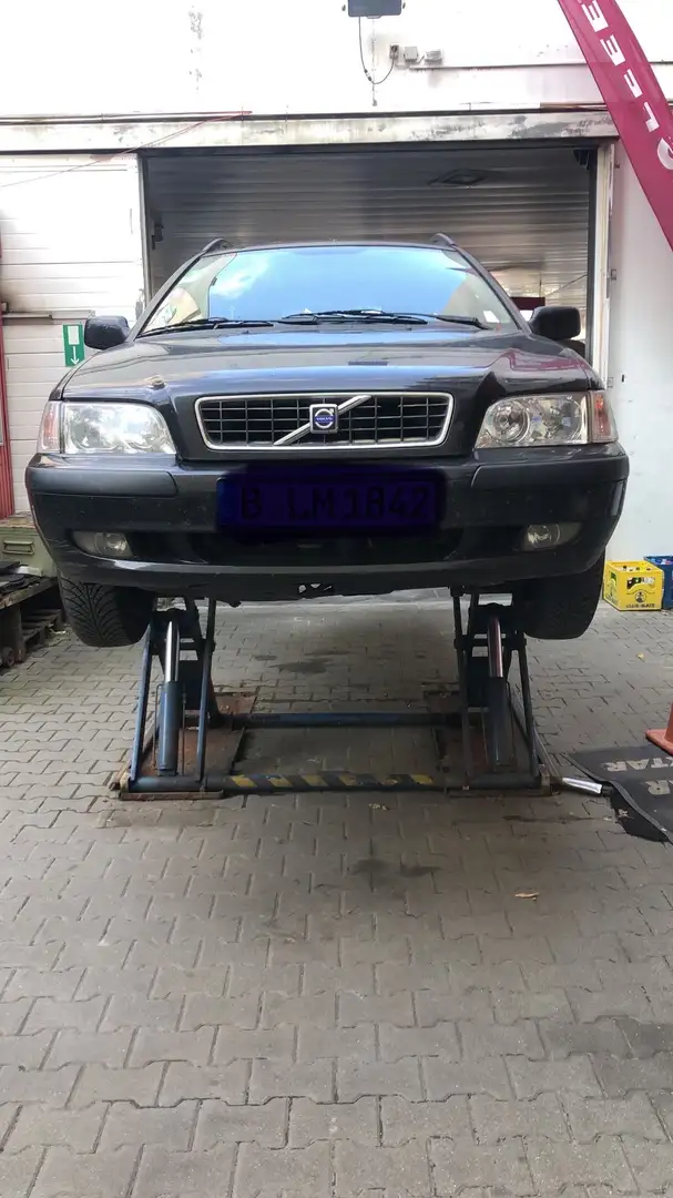 Volvo V40 1.8 Schwarz - 1