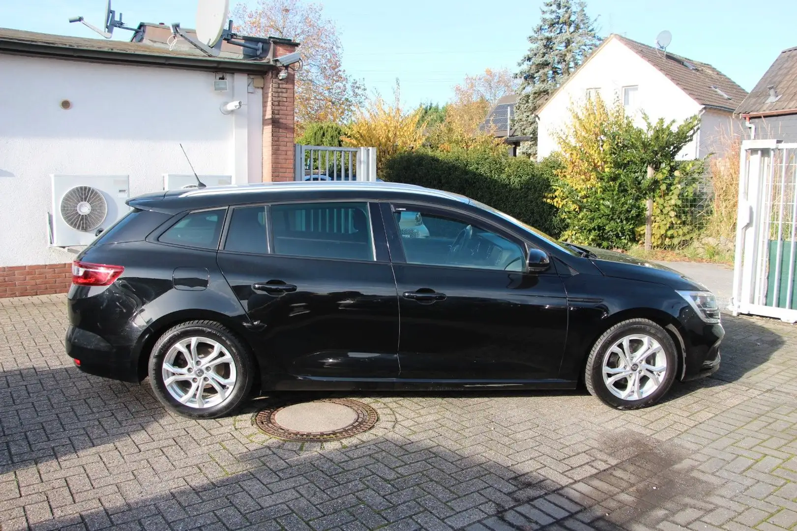 Renault Megane TCe 140 GPF Limited Grandtour/83080 Zwart - 2