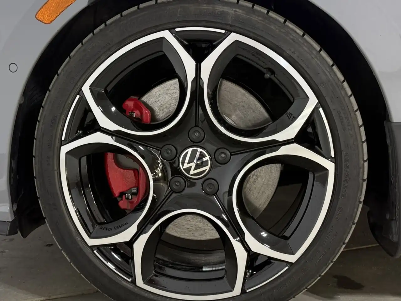 Volkswagen Golf GTI снимка Volkswagen Golf GTI