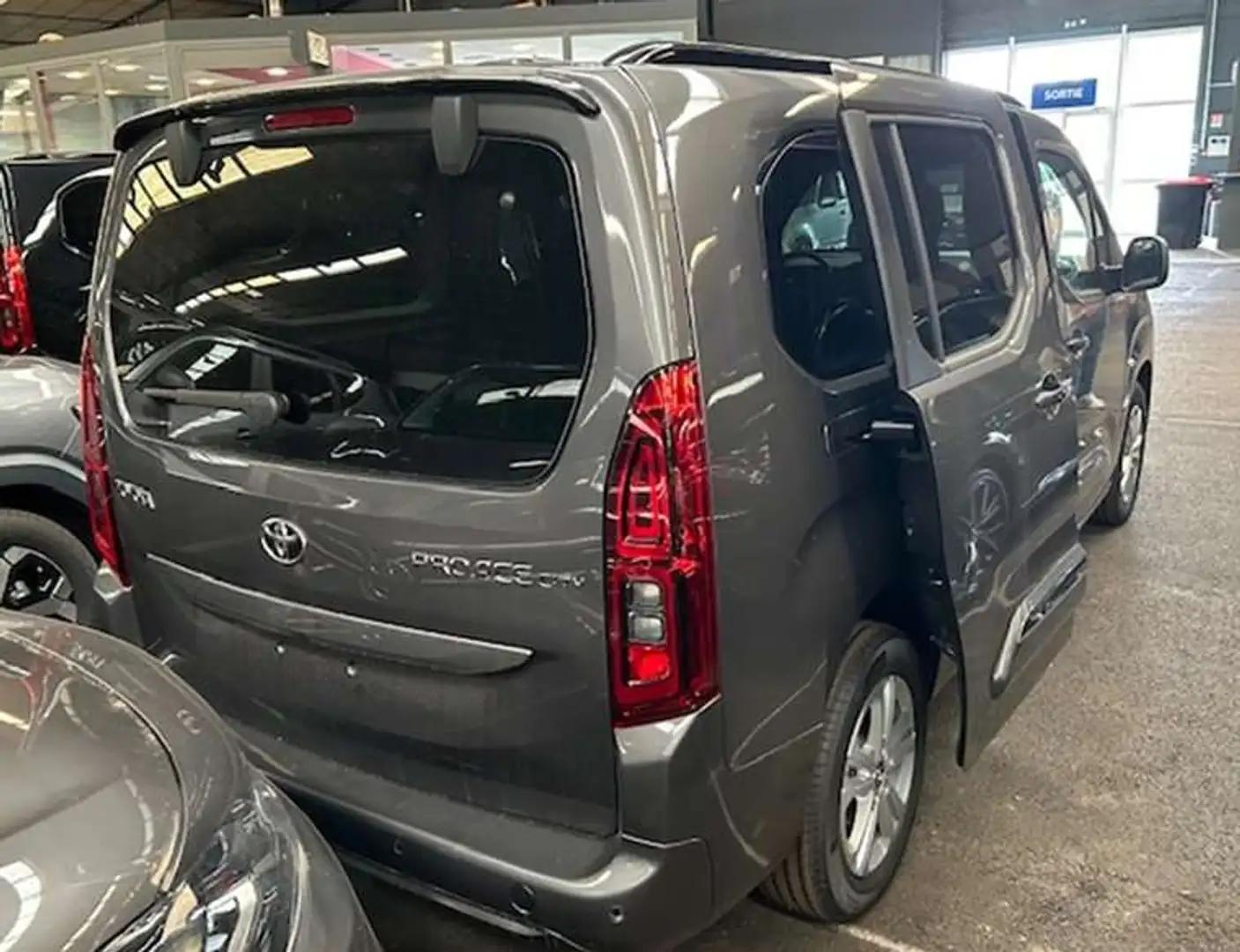 Toyota Proace City City Verso Long 1.2L 110  VVT-i BVM6 Executive Grijs - 2