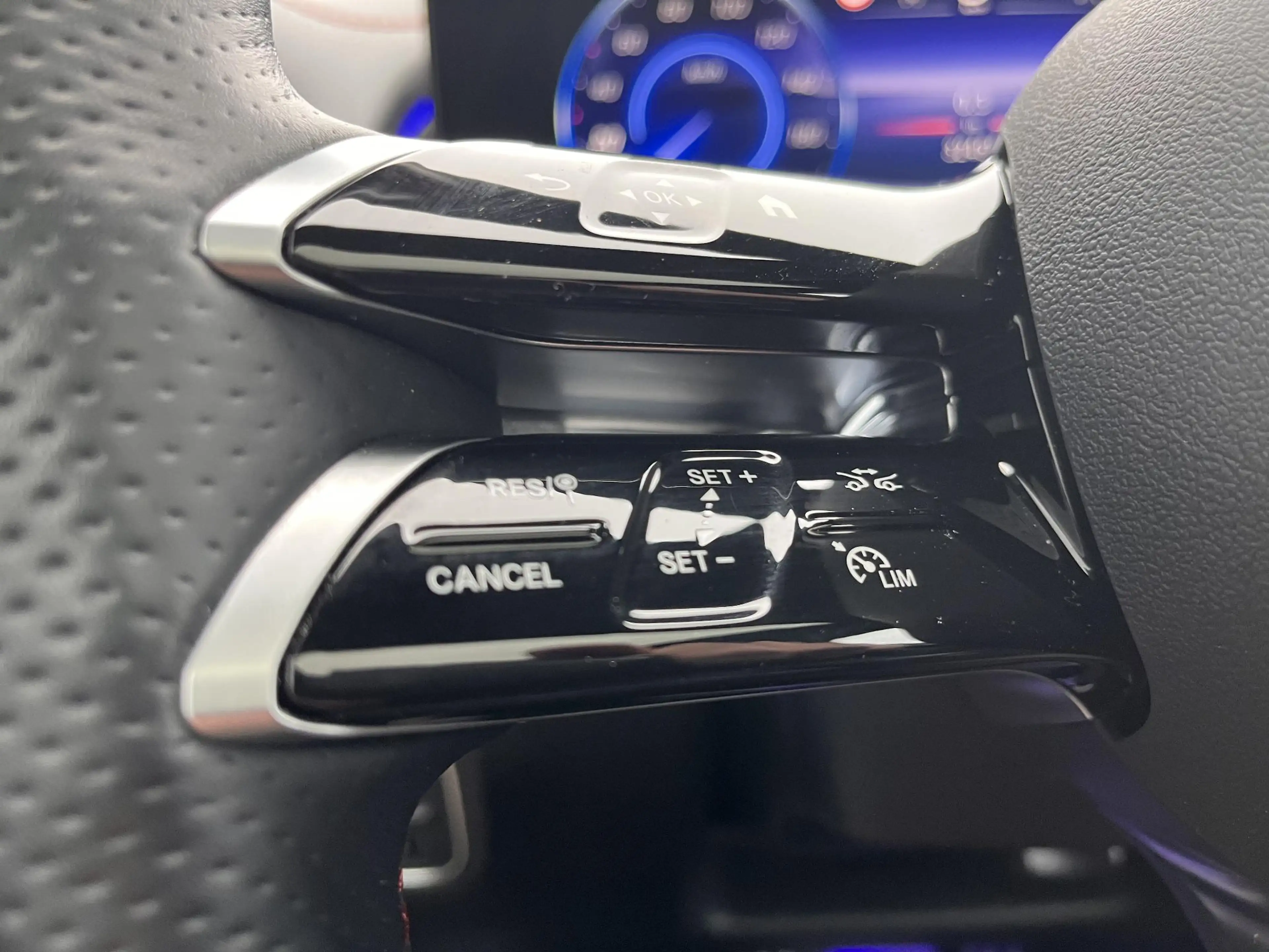Mercedes-Benz EQB 250 250+ AMG Line — photo 12