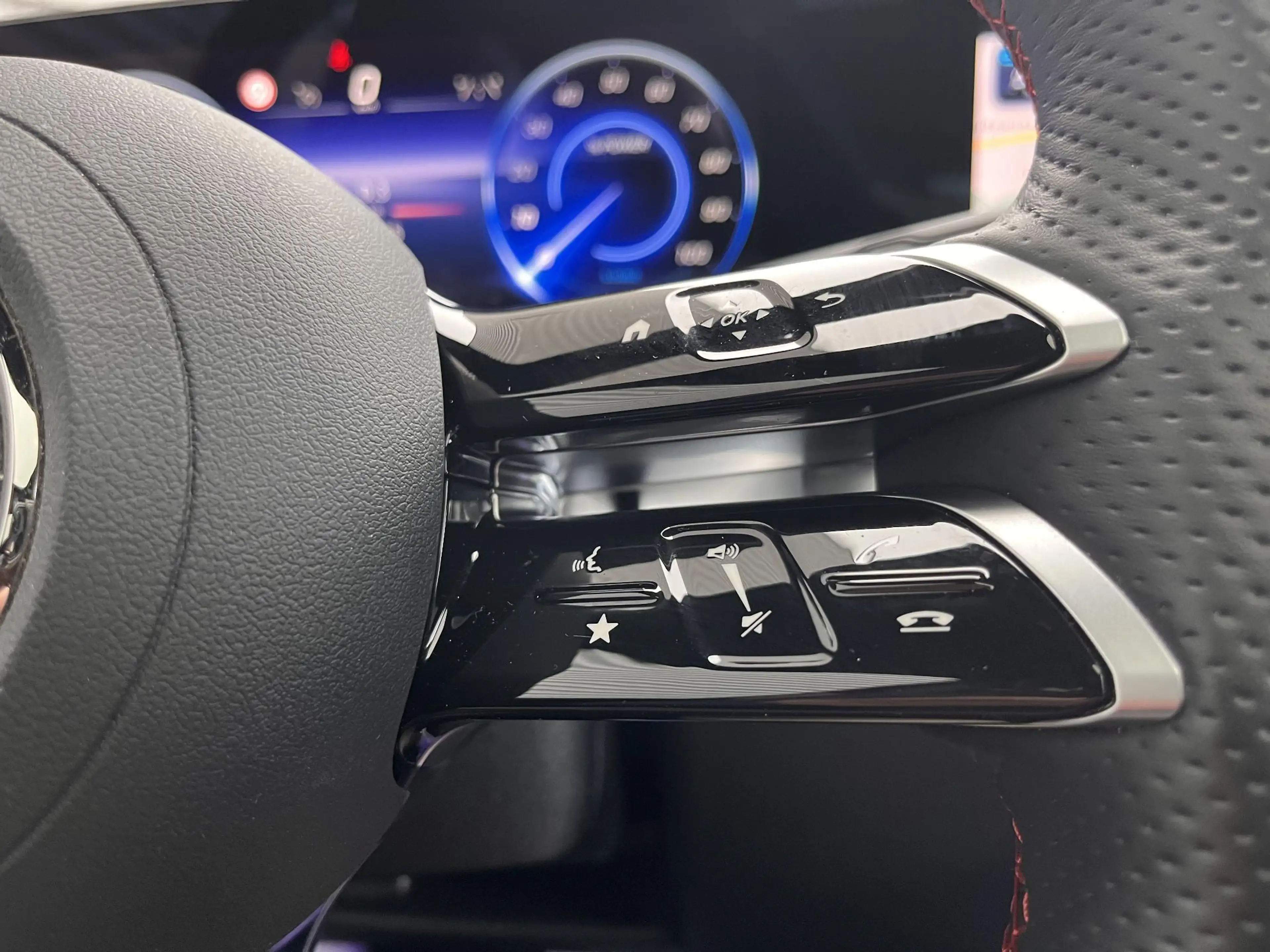 Mercedes-Benz EQB 250 250+ AMG Line — photo 10