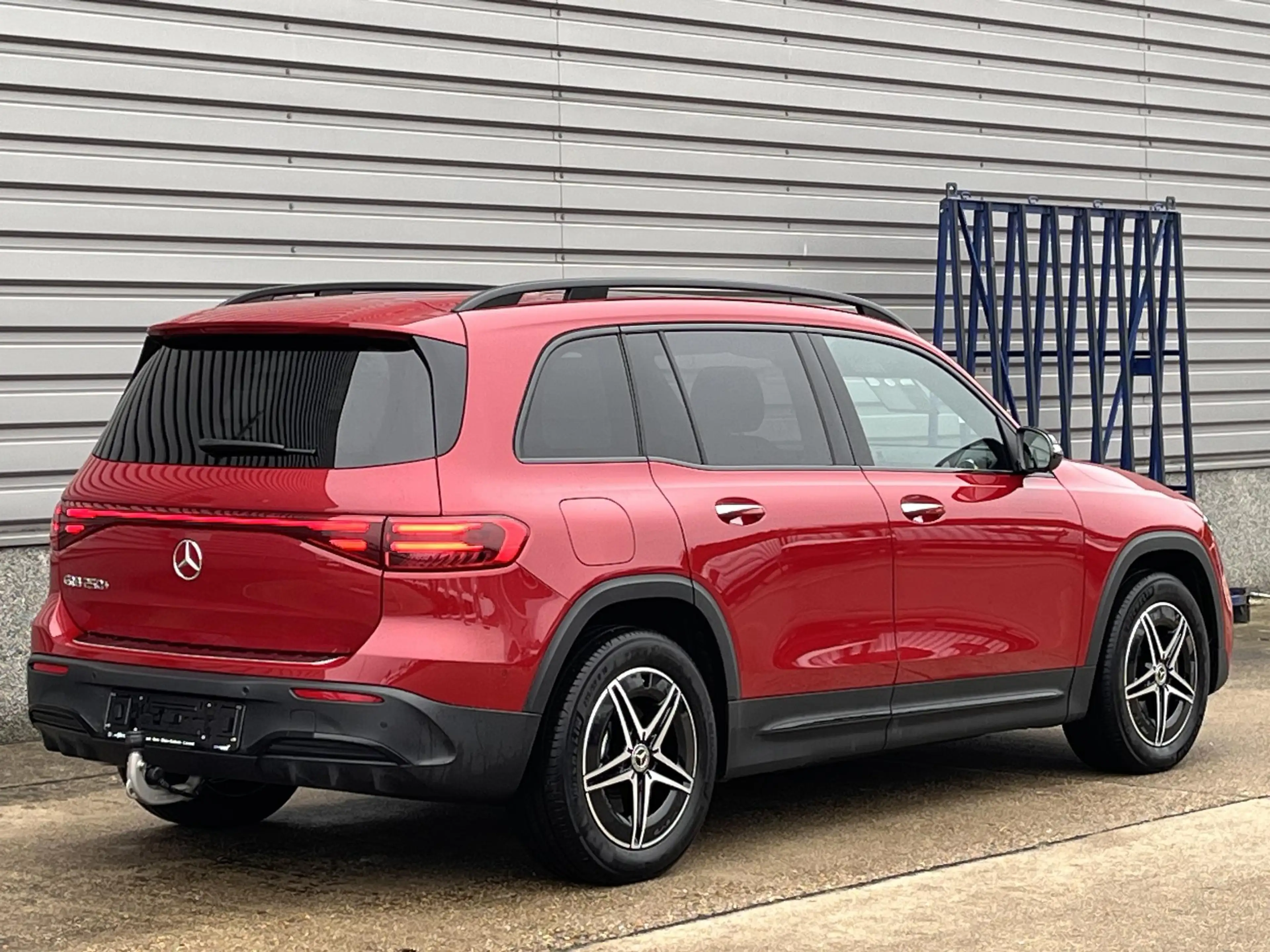 Mercedes-Benz EQB 250 250+ AMG Line — photo 3