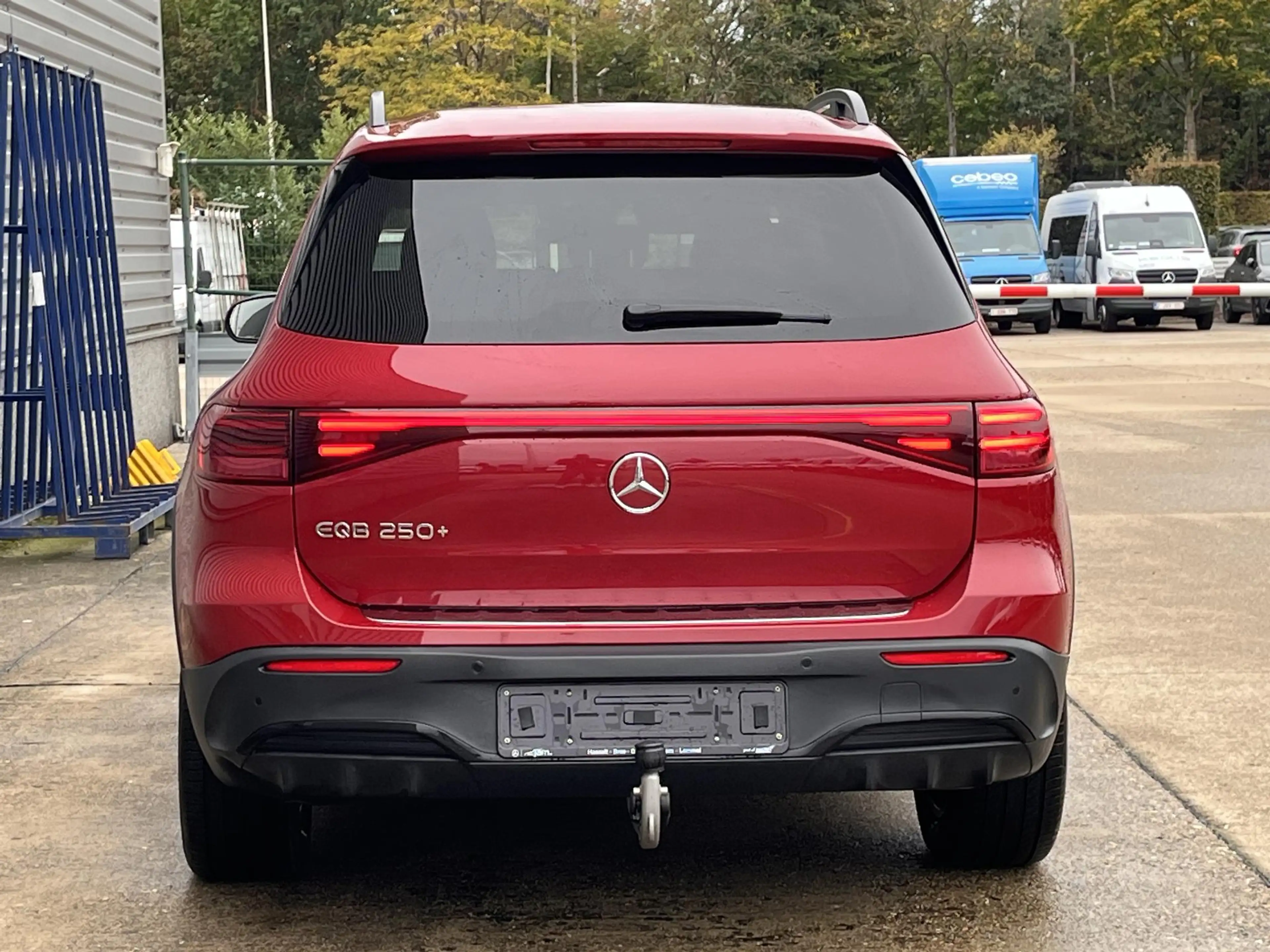Mercedes-Benz EQB 250 250+ AMG Line — photo 8
