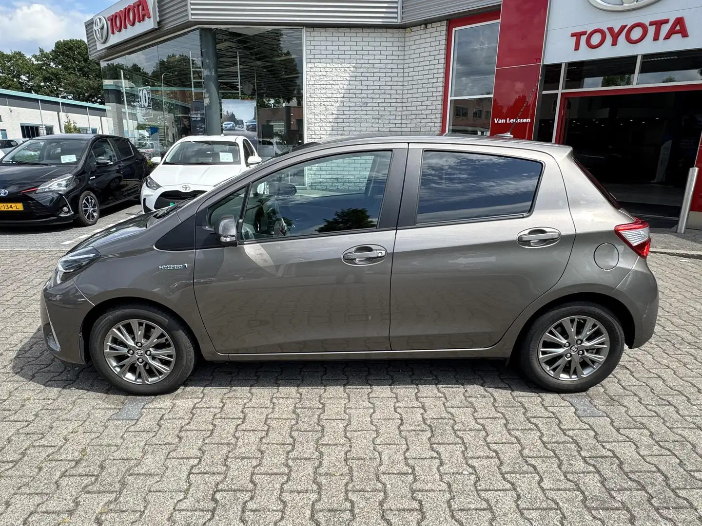Toyota Yaris 1.5 Hybrid Dynamic NL-AUTO DEALER-OND NAVI CRUISE Grijs - 2
