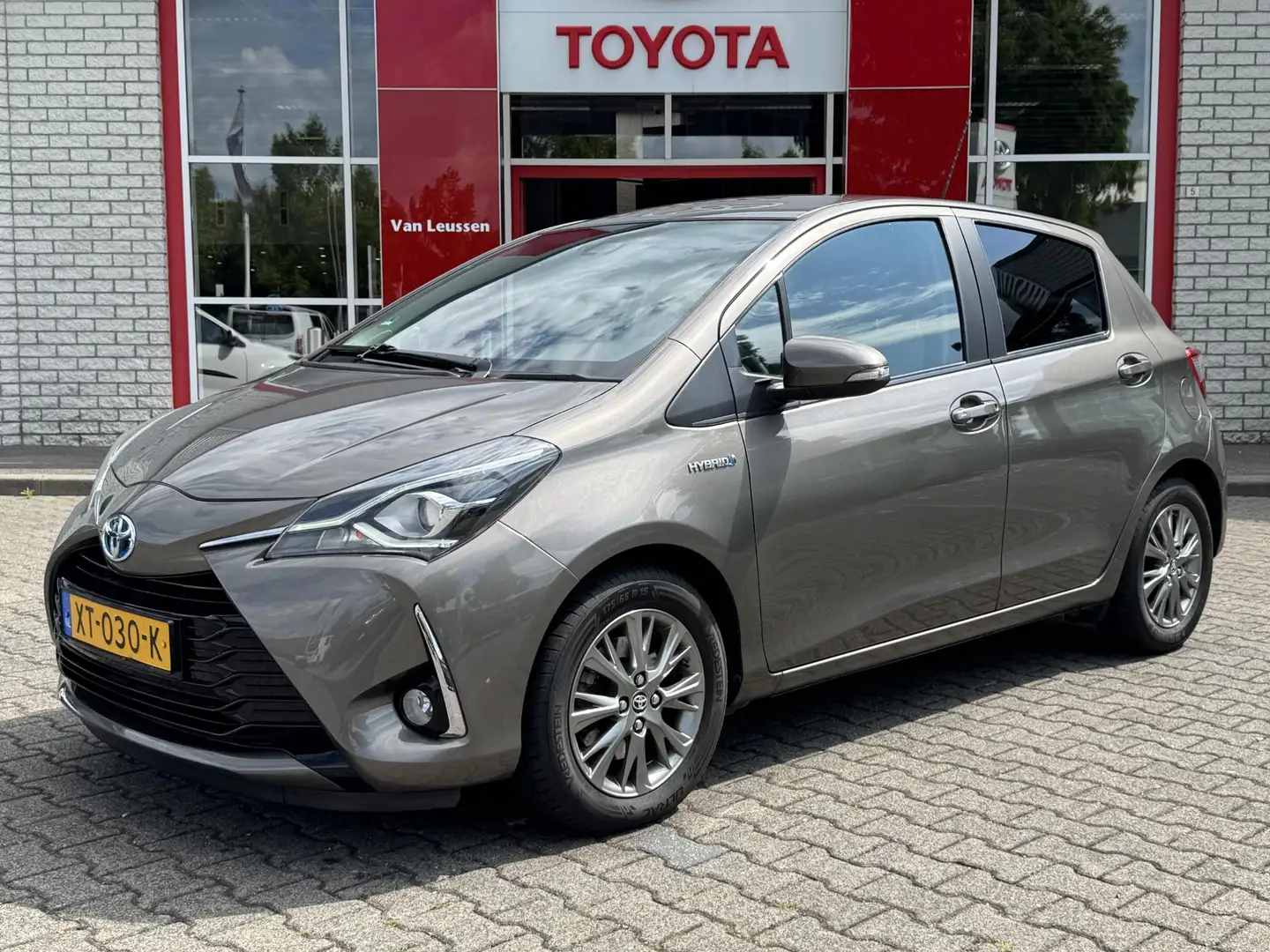 Toyota Yaris 1.5 Hybrid Dynamic NL-AUTO DEALER-OND NAVI CRUISE Grijs - 1