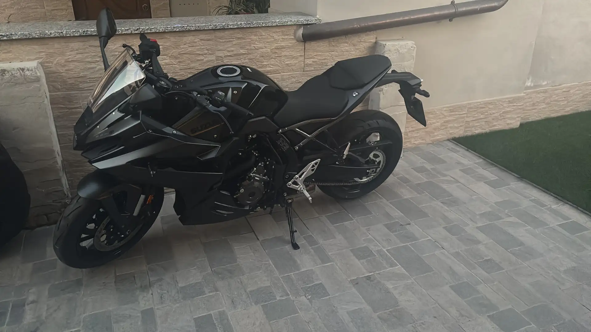 Suzuki GSX 8R - 1