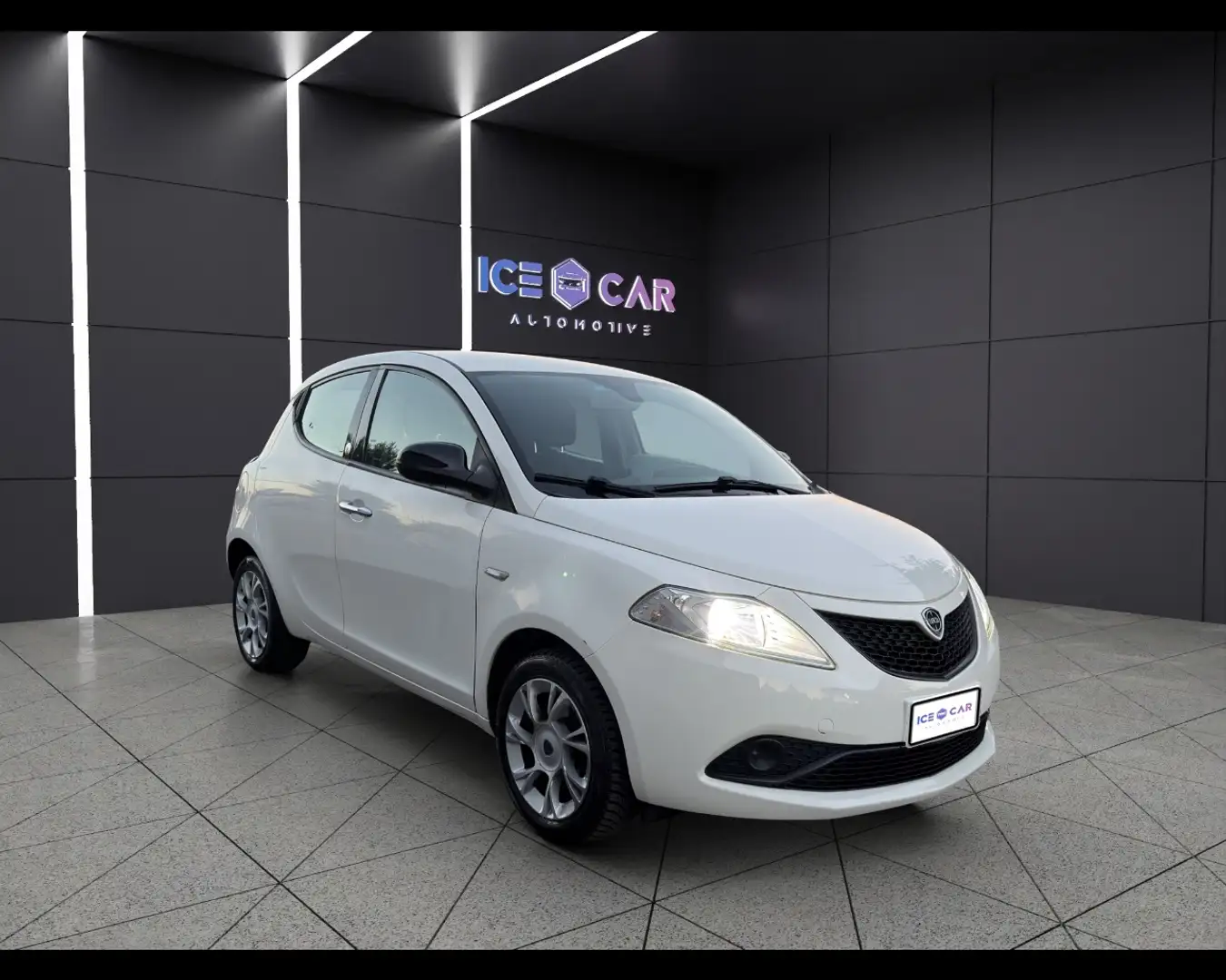 Lancia Ypsilon 3ª serie - Ypsilon 1.2 69 CV 5 porte GPL Ecochic E Bianco - 2