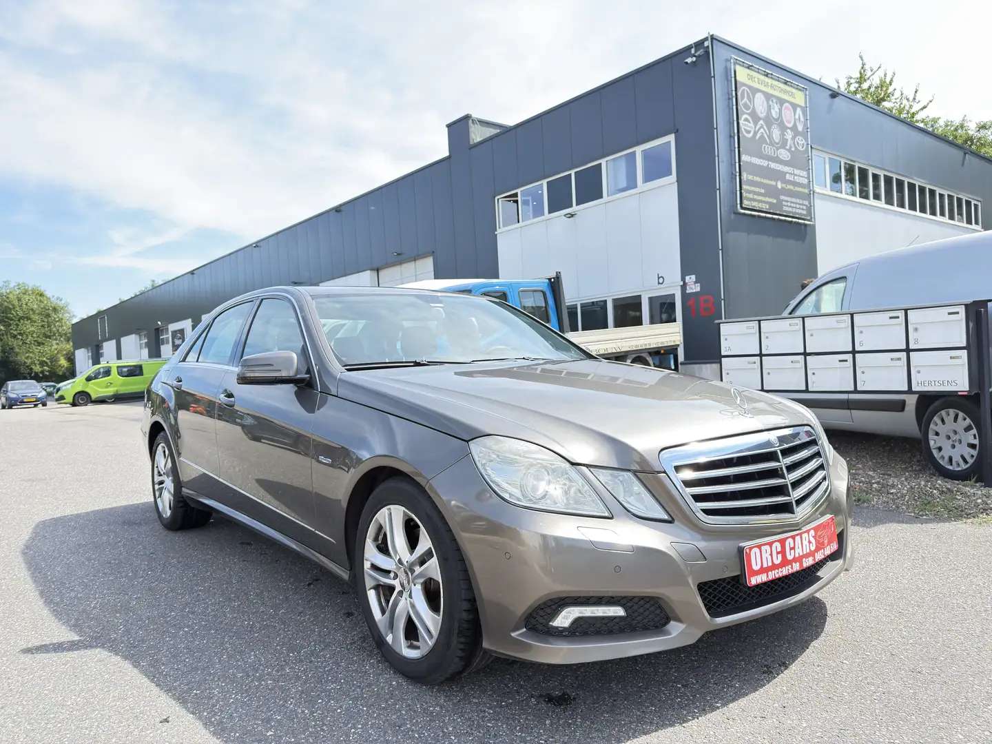 Mercedes-Benz E 220 E 220 CDI DPF BlueEFFICIENCY Automatik Avantgarde Braun - 1
