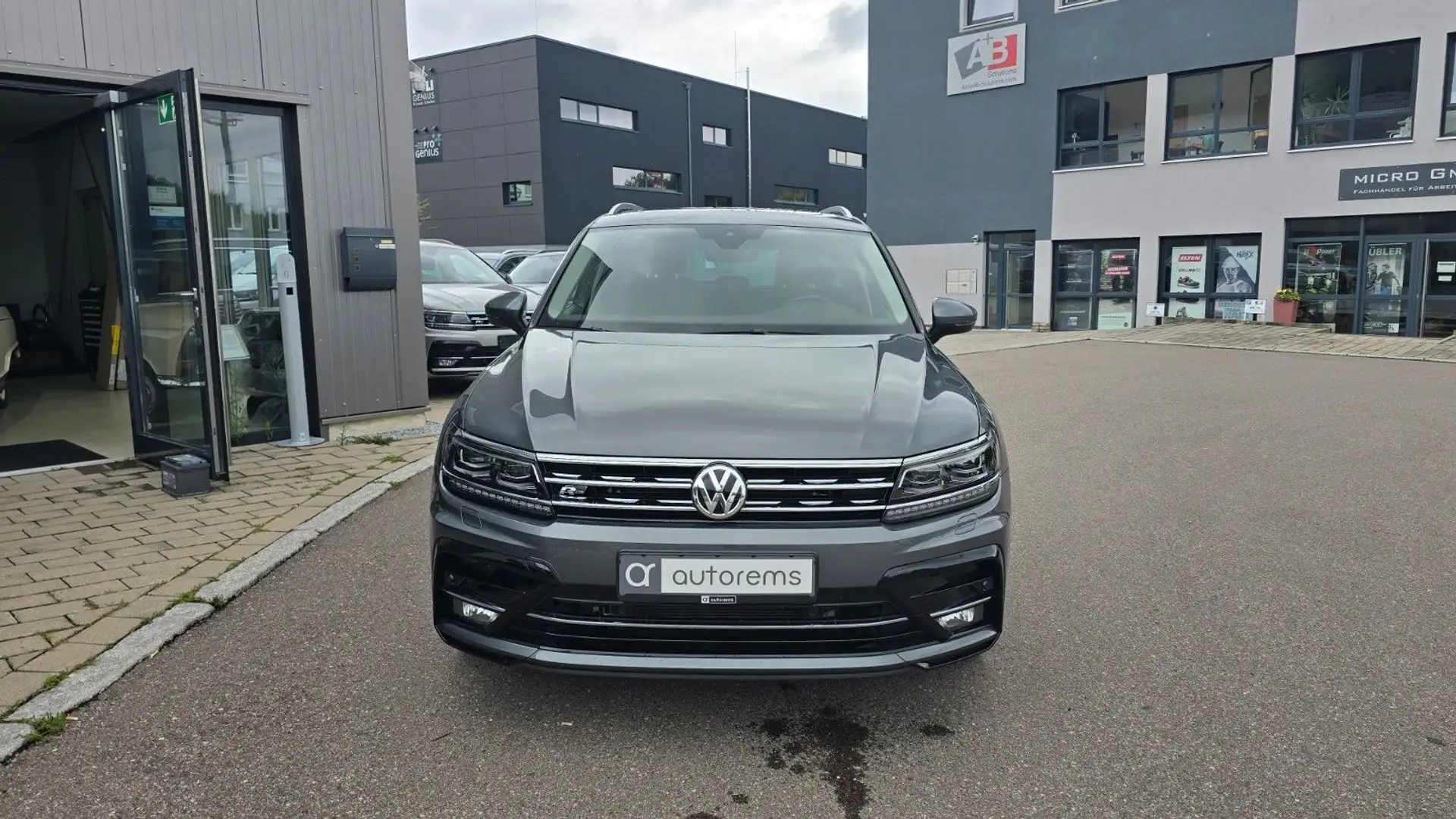 Volkswagen Tiguan Highline*R-LINE*4MOTION*STANDH.*DYNAUDIO* Grau - 2