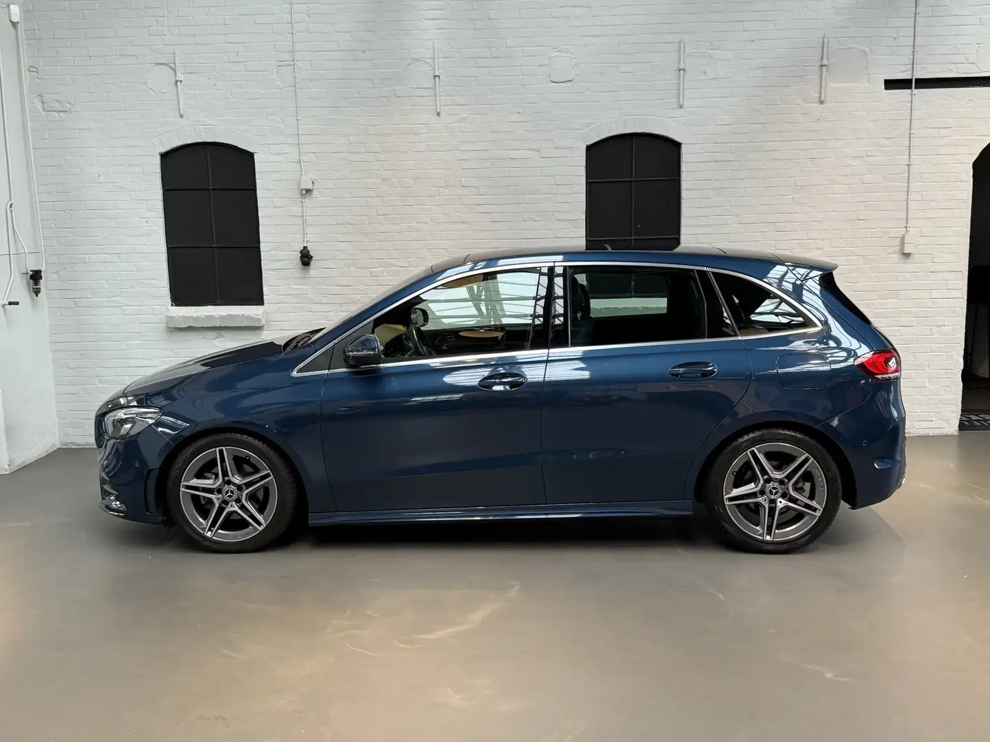 Mercedes-Benz B 180 Business Solution AMG CAMERA / AMG LINE / PANO / N Blau - 2