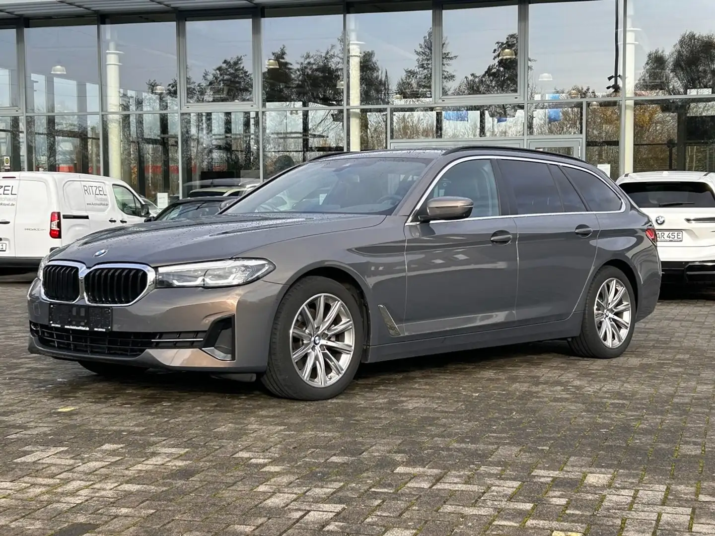 BMW 520 520 i / Leder / Individual Lack / AHK schwenkbar Grau - 1