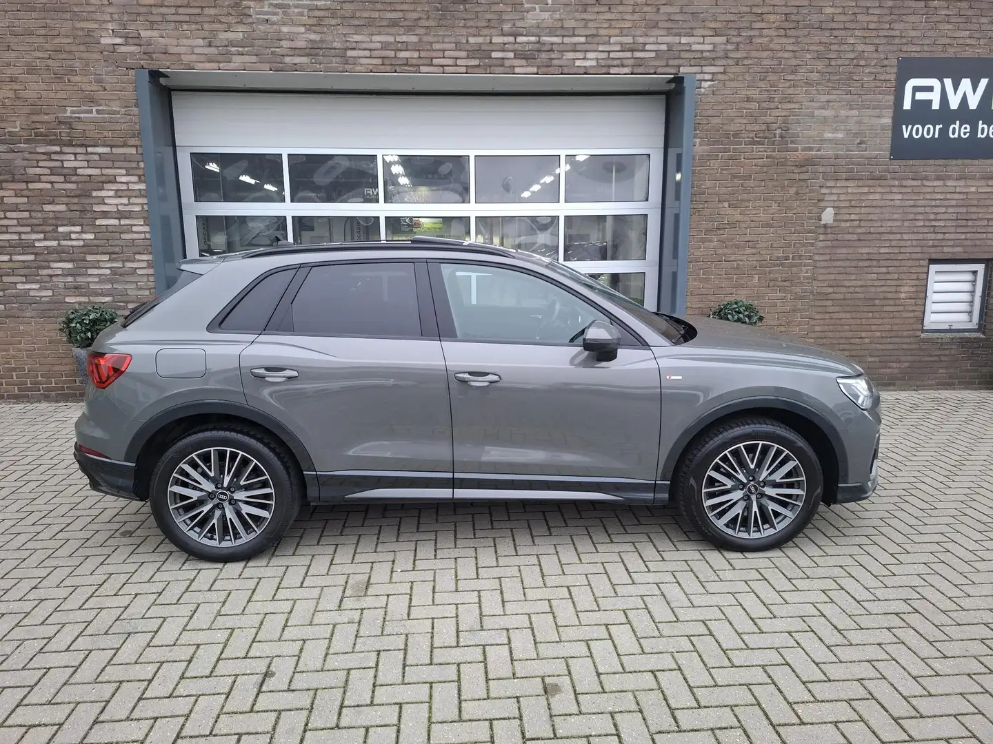 Audi Q3 45 TFSI e S edition Panorama/19INCH/trekhaak Grijs - 2