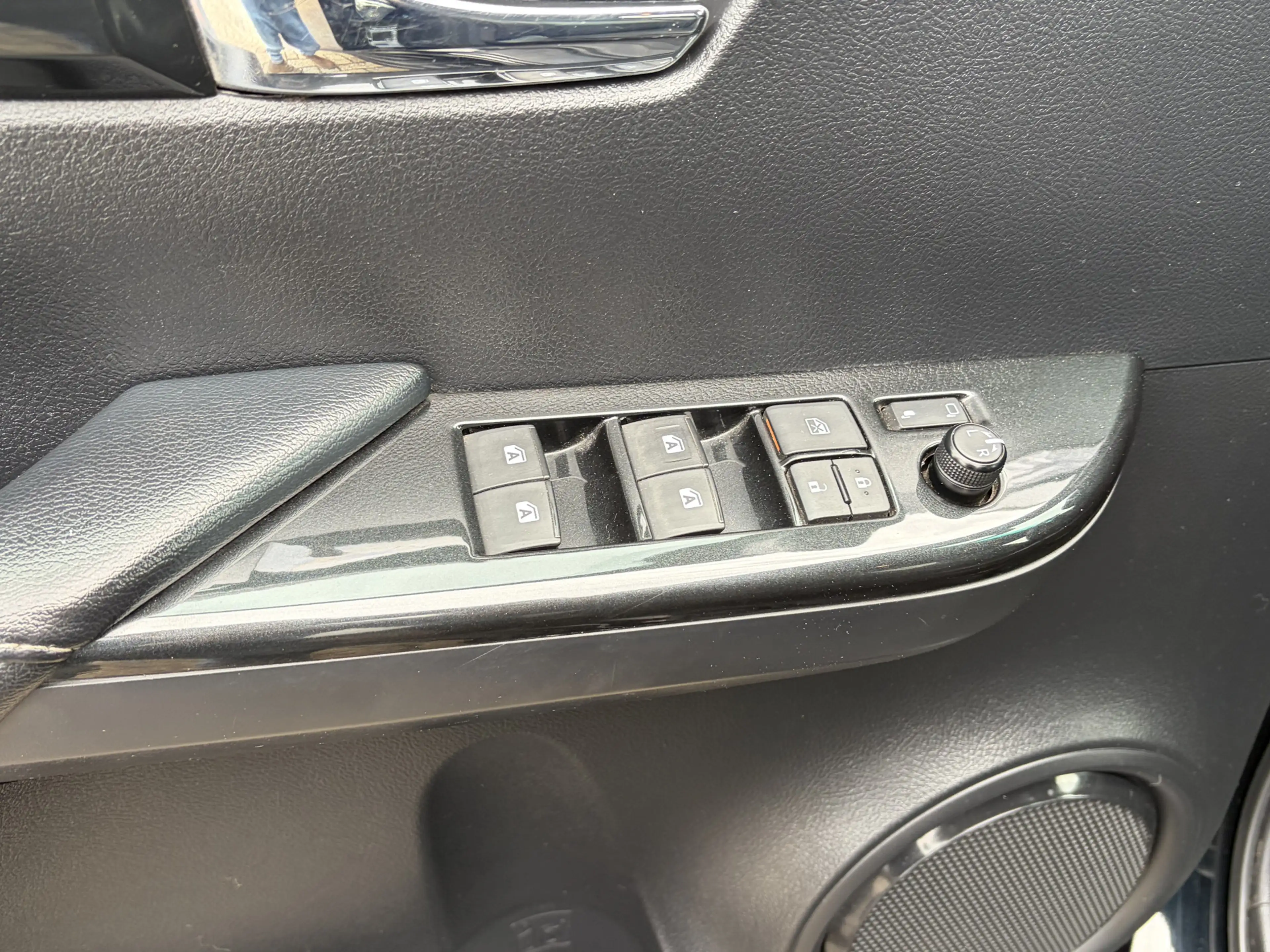 Toyota Hilux 2.4 D-4D Double Cab Executive Automaat Roll Cover — photo 14