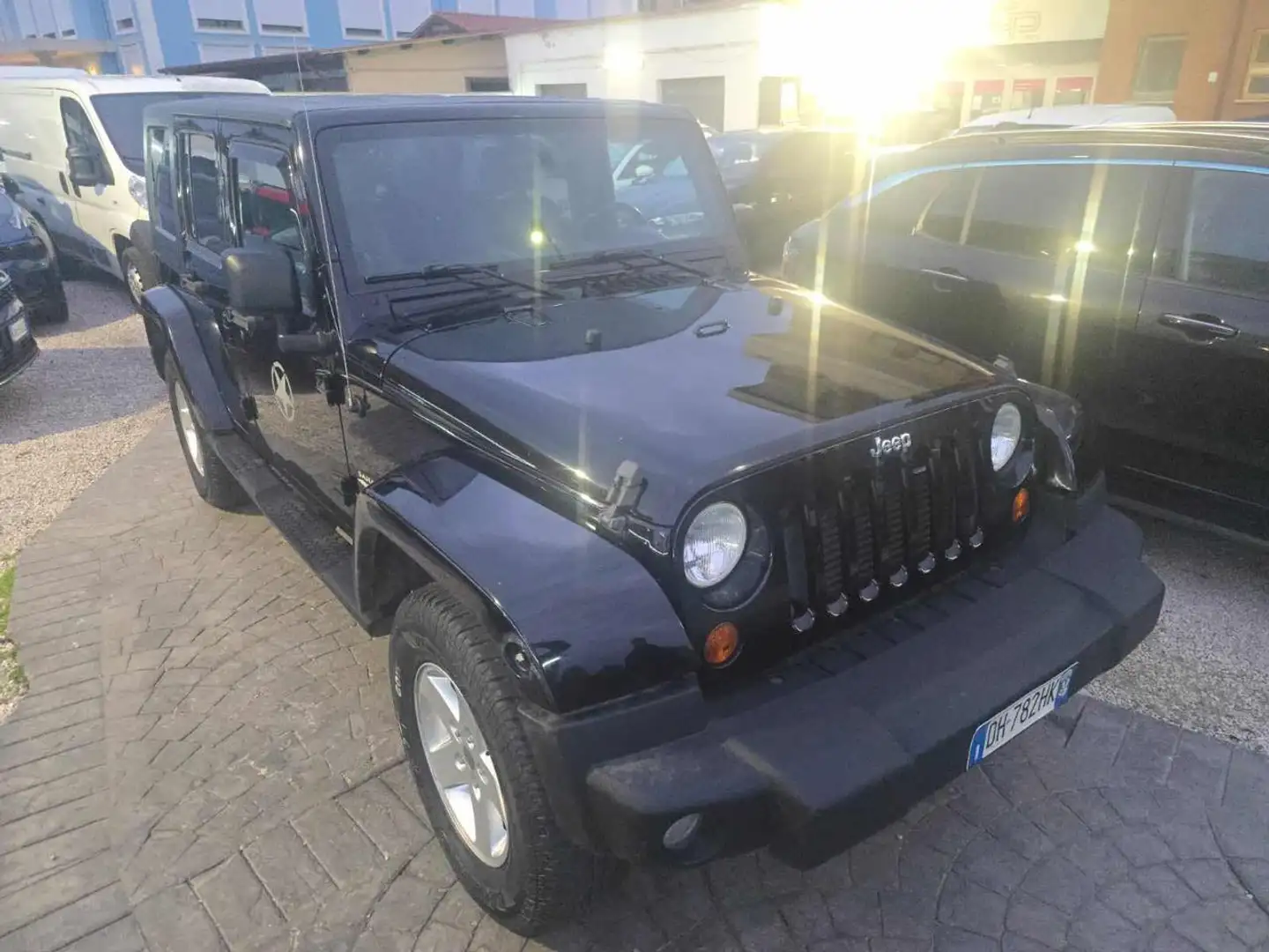 Jeep Wrangler Unlimited 2.8 CRD DPF Sahara Auto Schwarz - 2