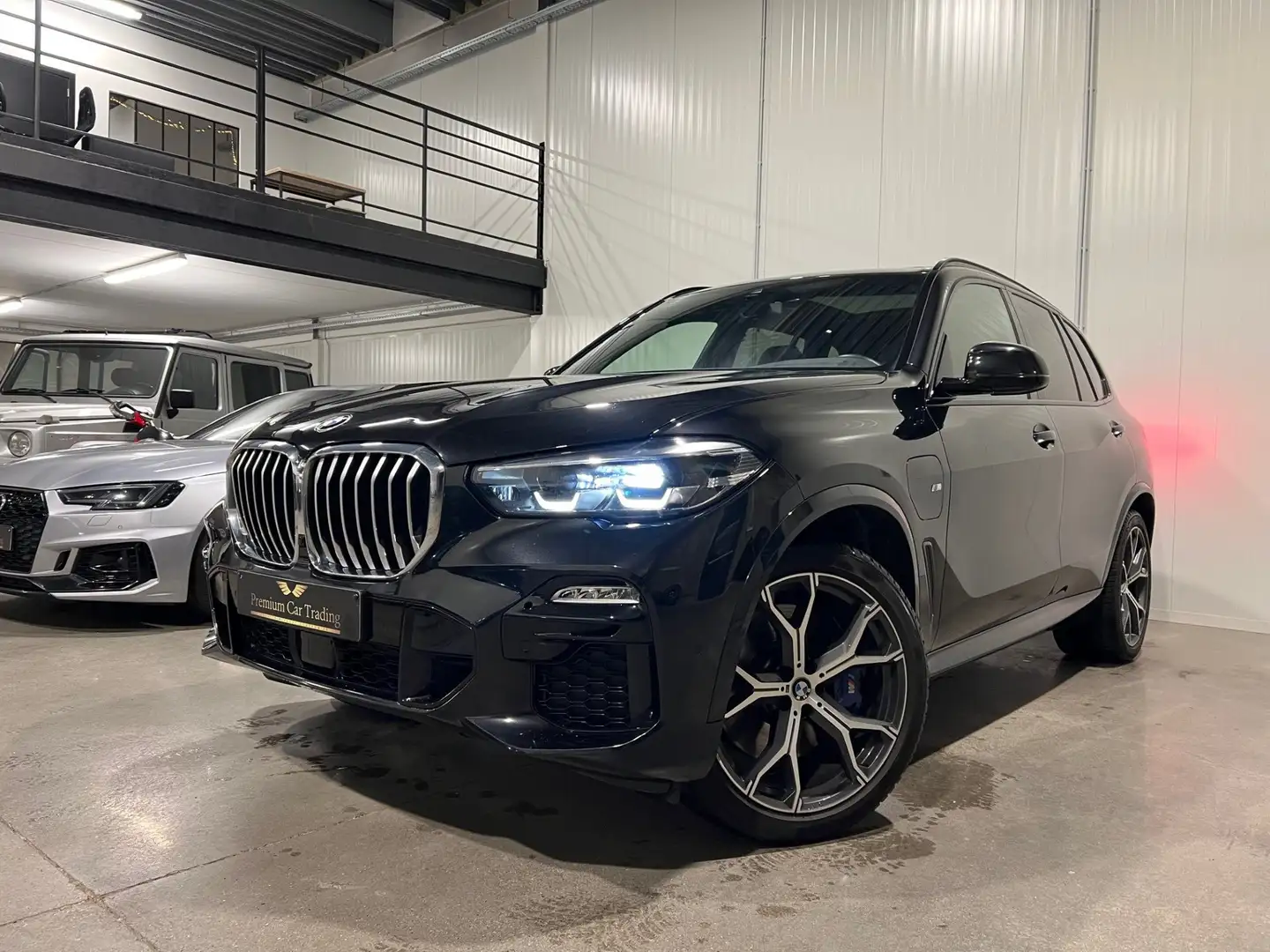 BMW X5 xDrive 45e *M-SPORT* PANO, CAMERA, STUUR+ZETELVER Zwart - 1