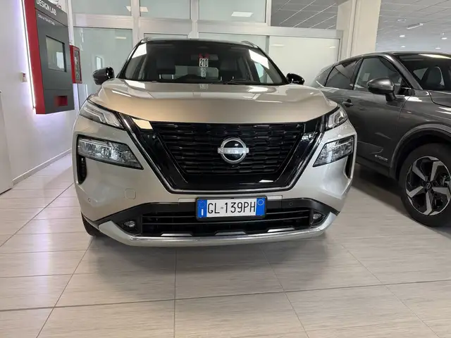Nissan X-Trail view 4