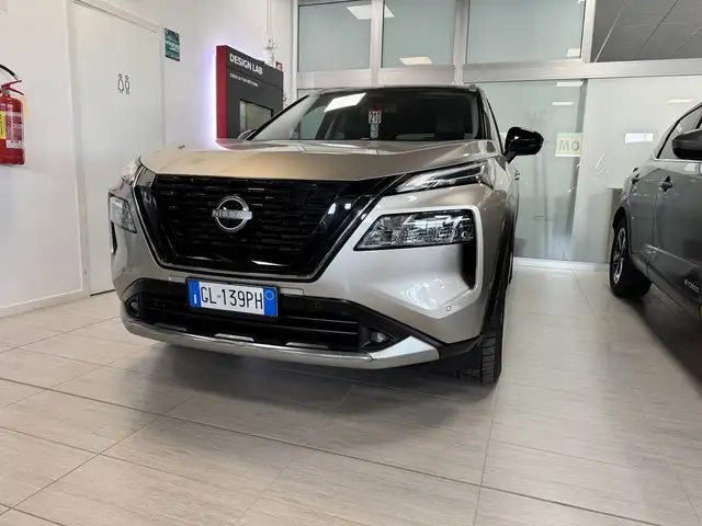 Nissan X-Trail view 3