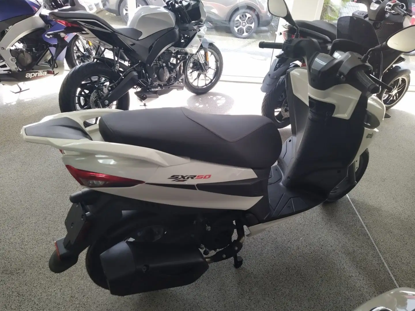 Aprilia SXR 50 E5+ Essence White,Grey Sport in Schwarz u Wit - 2