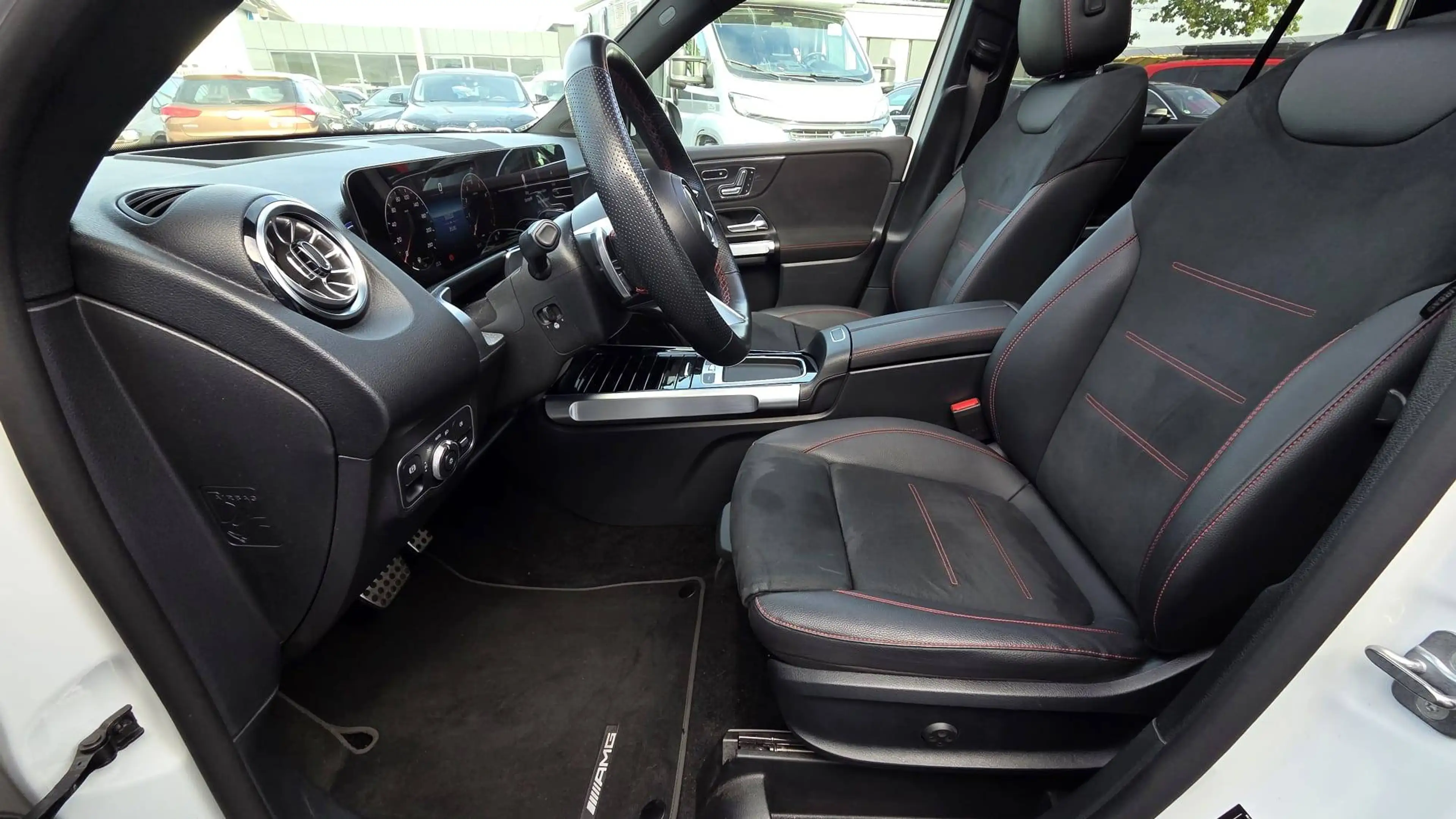 Mercedes-Benz GLB 200 GLB 200 AMG Panorama Distronic Memory Keyless — photo 11