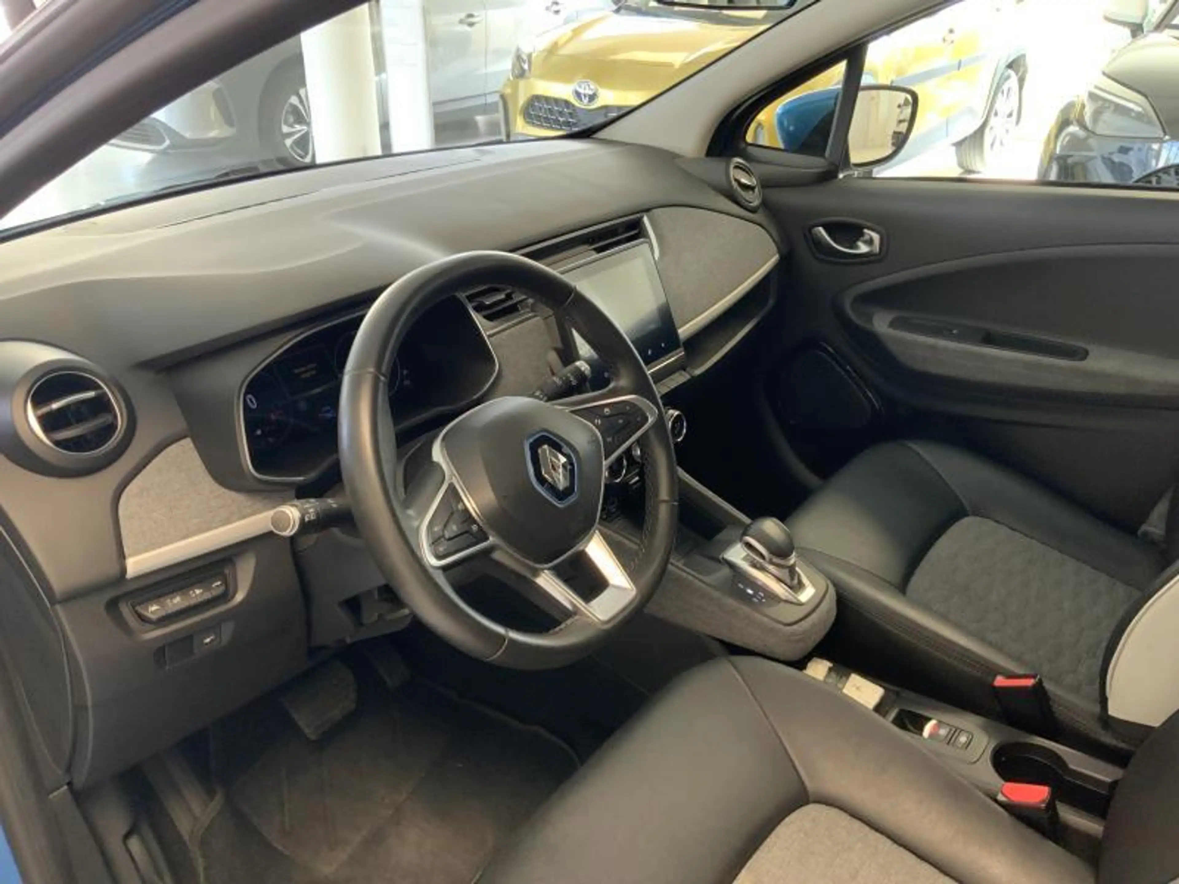 Renault ZOE X — photo 12