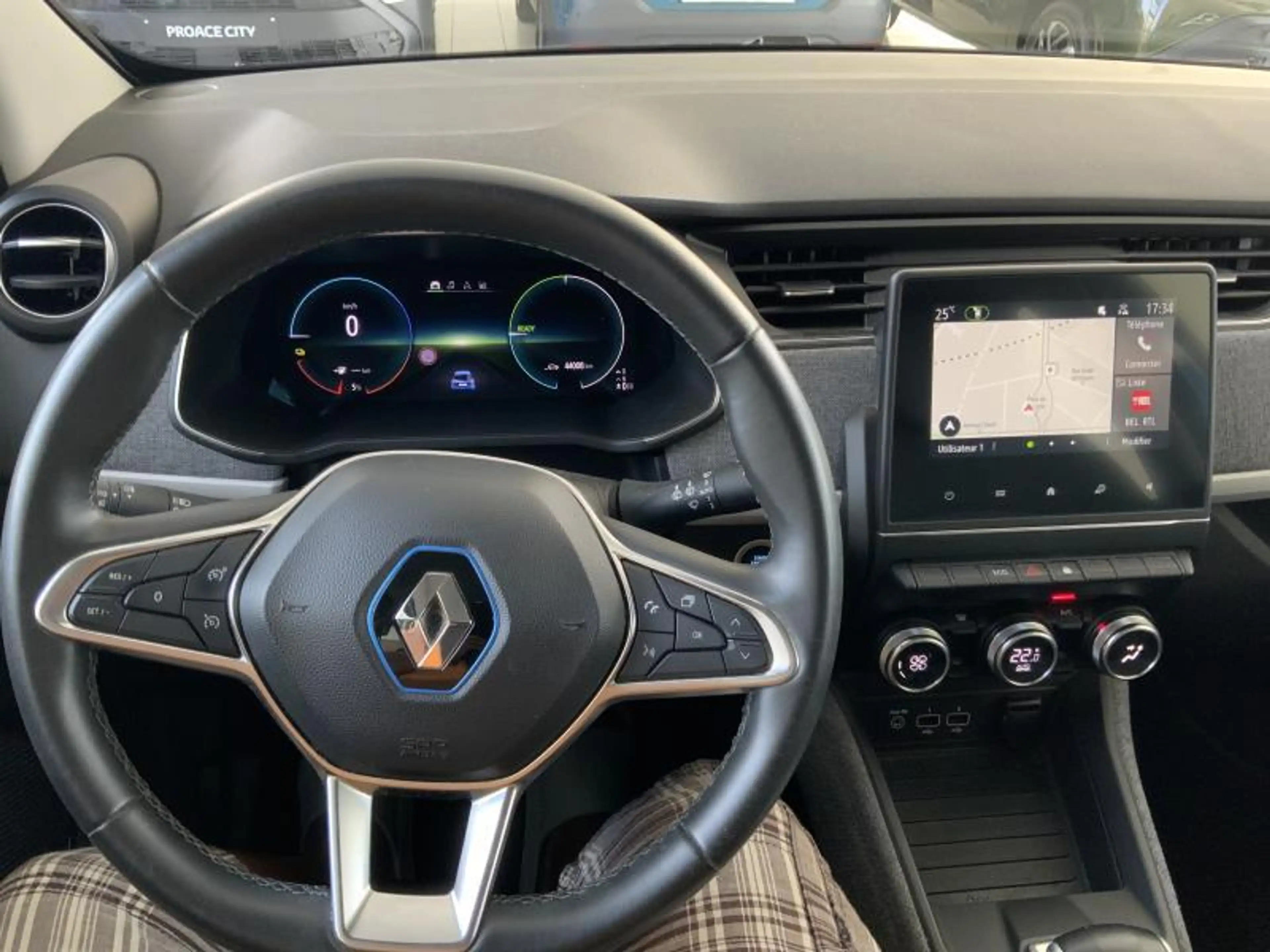 Renault ZOE X — photo 14